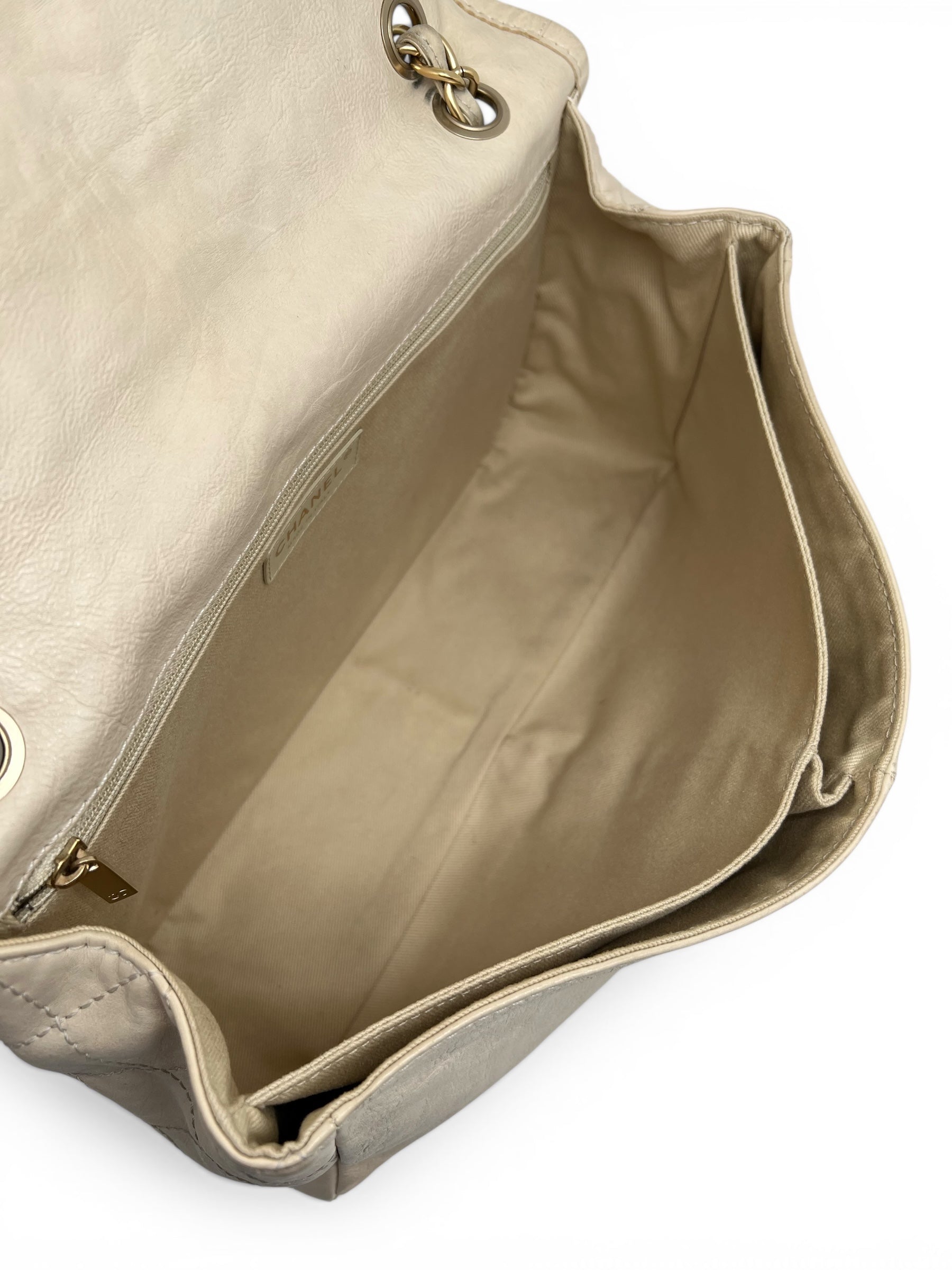 Sac Chanel 2.55 Cuir Beige Matelassé Fermoir Doré | Les Folies d’Eugénie