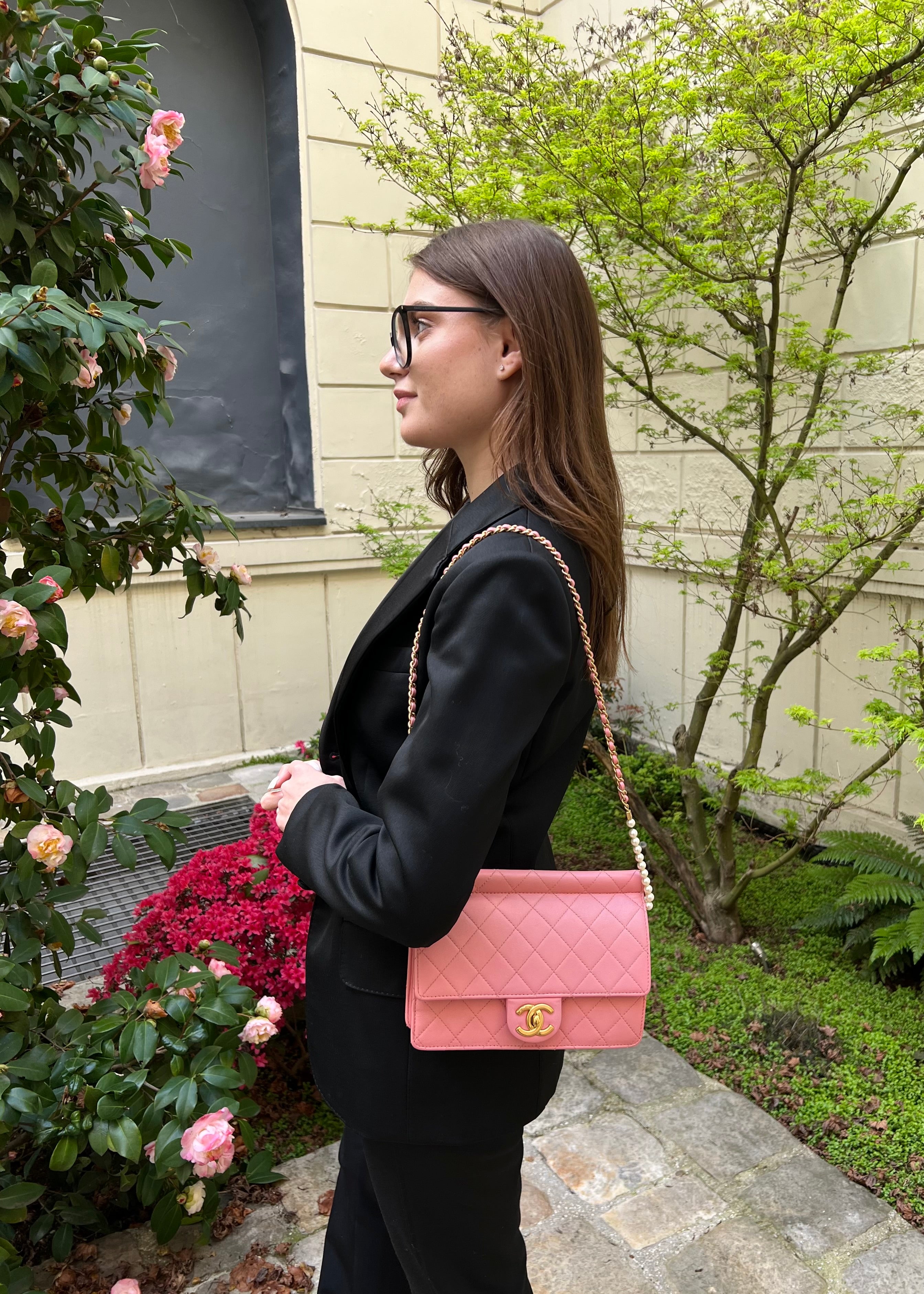 Chanel Sac à Rabat Rose Bandoulière en Perles | Les Folies d’Eugénie