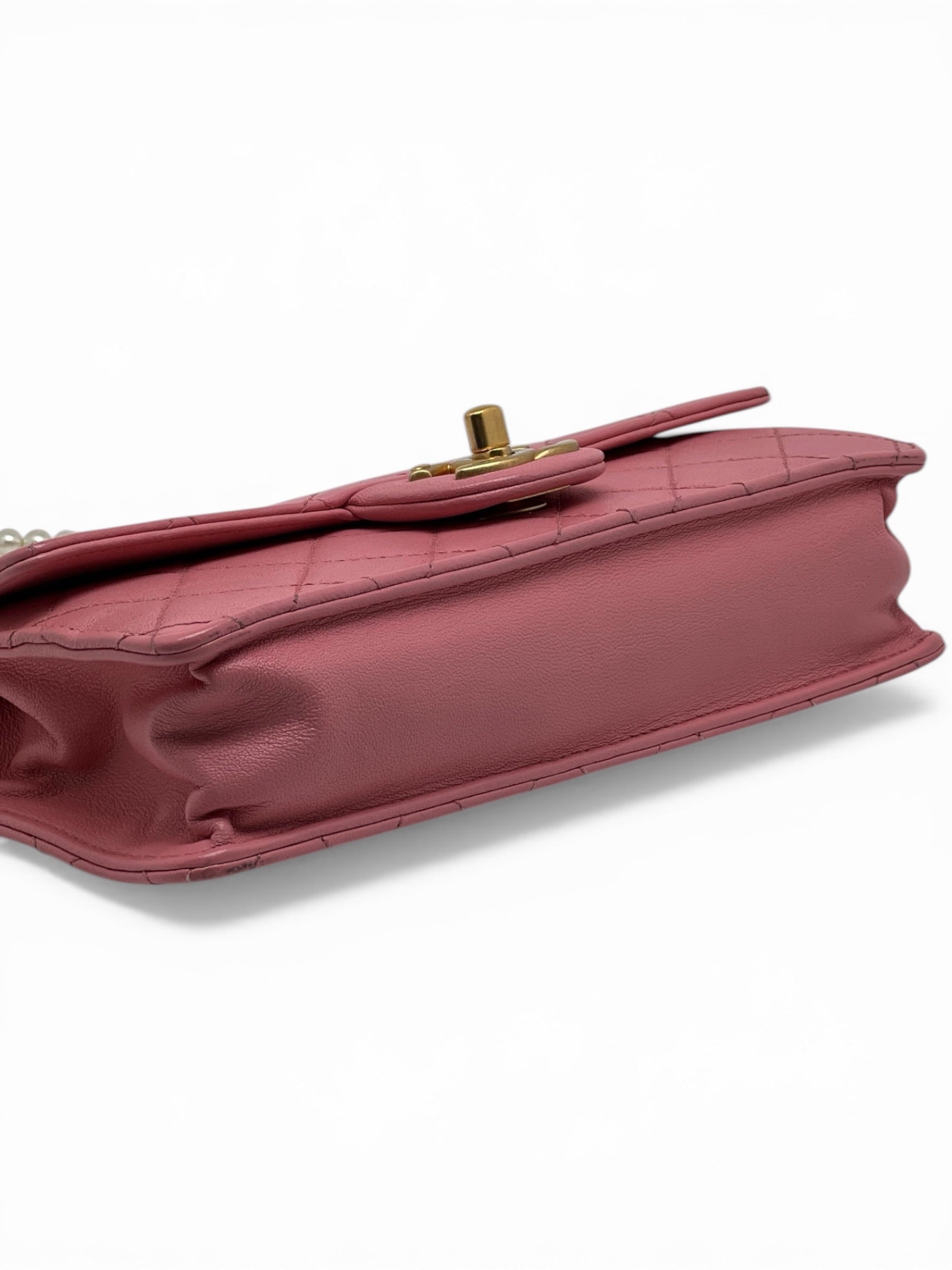 Chanel Sac à Rabat Rose Bandoulière en Perles | Les Folies d’Eugénie