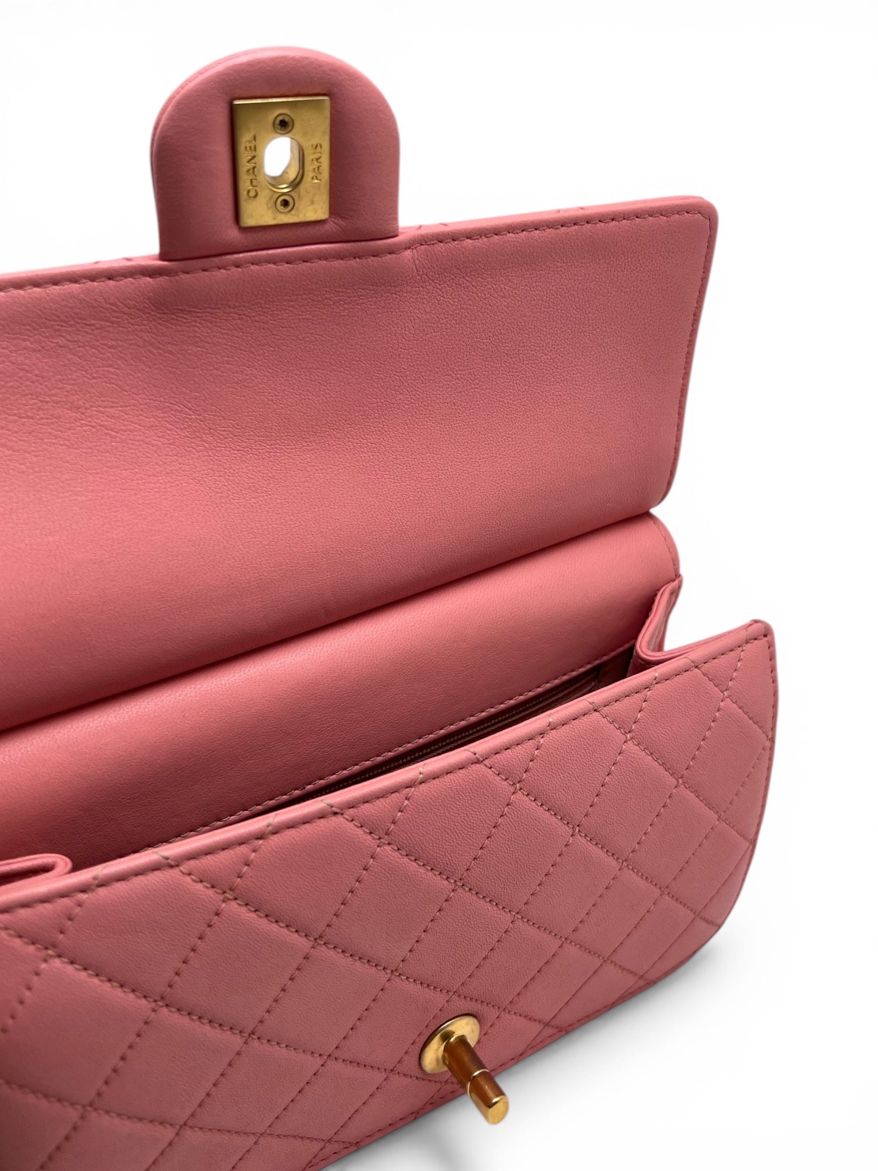 Chanel Sac à Rabat Rose Bandoulière en Perles | Les Folies d’Eugénie