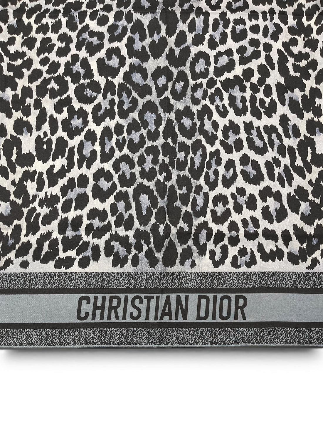 Dior - Carré 90 motif léopard gris