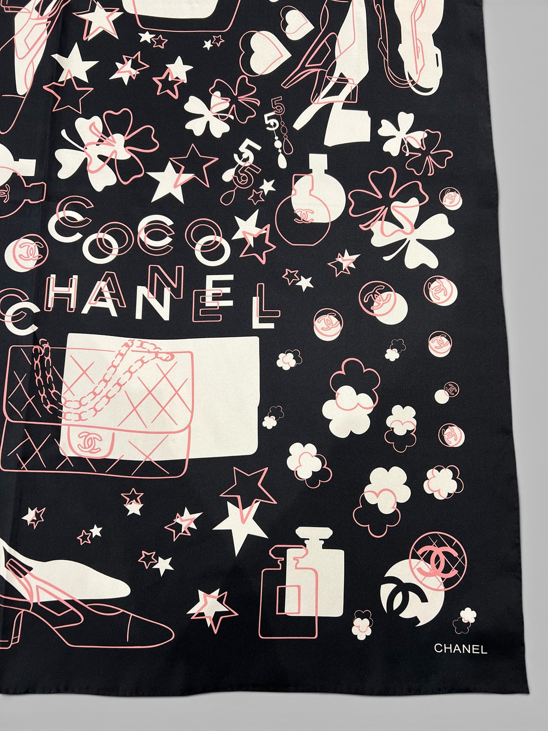 Chanel - Carré 90 Coco Chanel avec accessoires