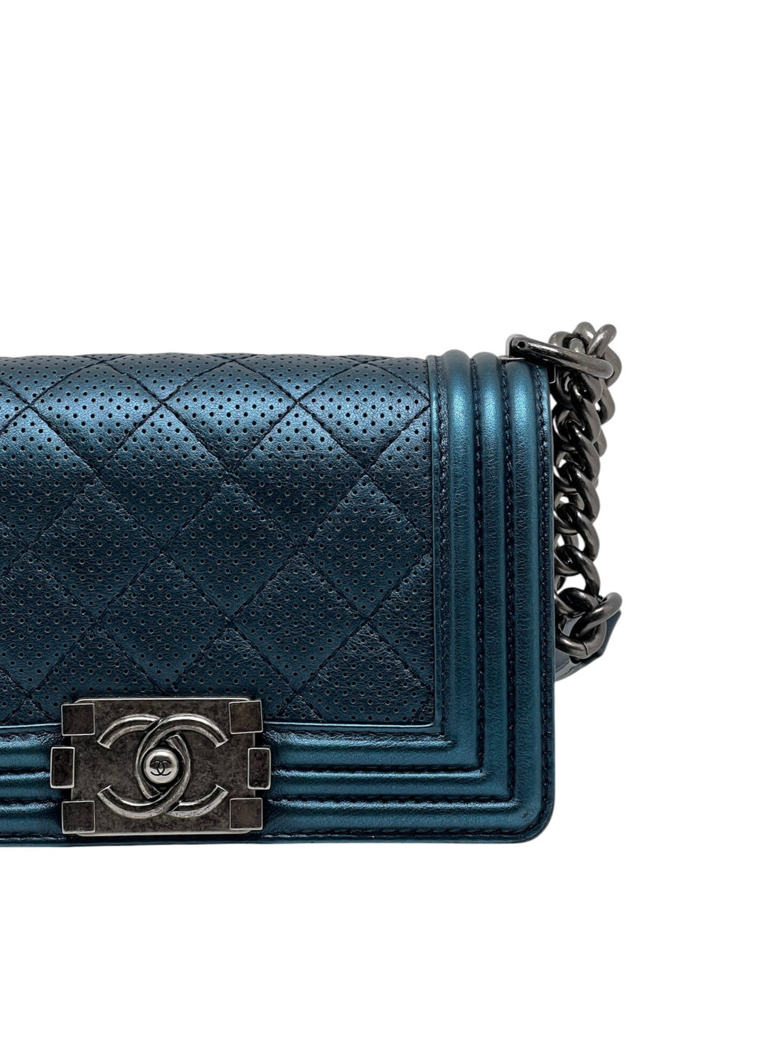 Chanel – Boy-Tasche, kleines Modell, Irisierendes Blau