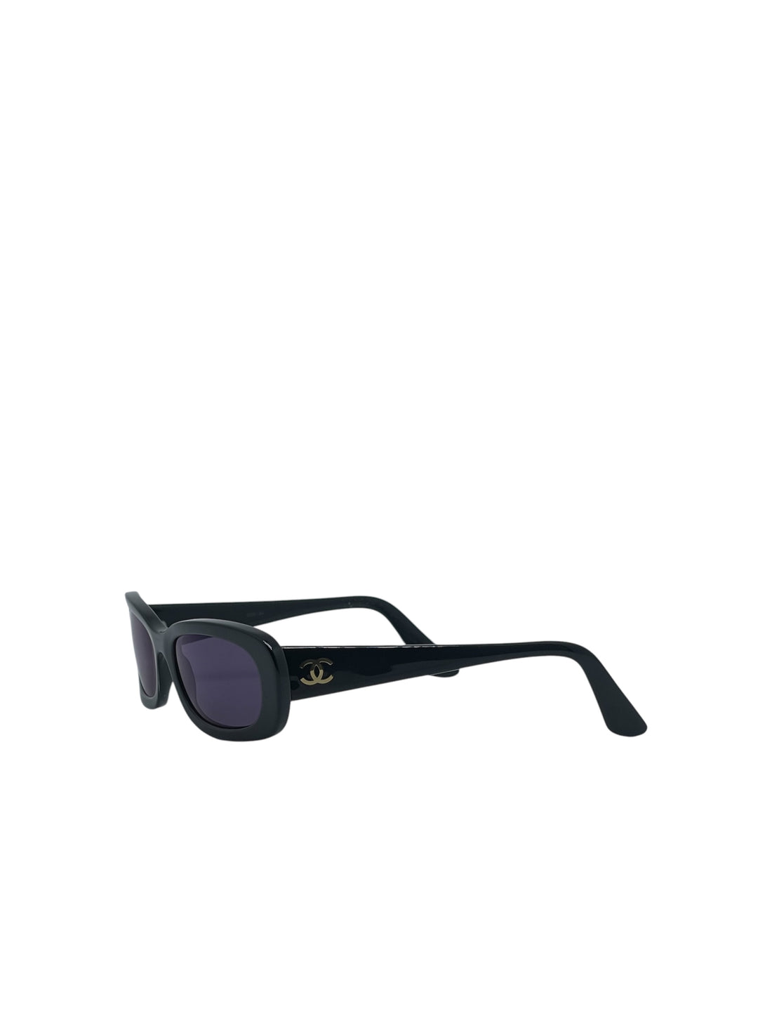 Chanel - Black sunglasses with logo on the sides