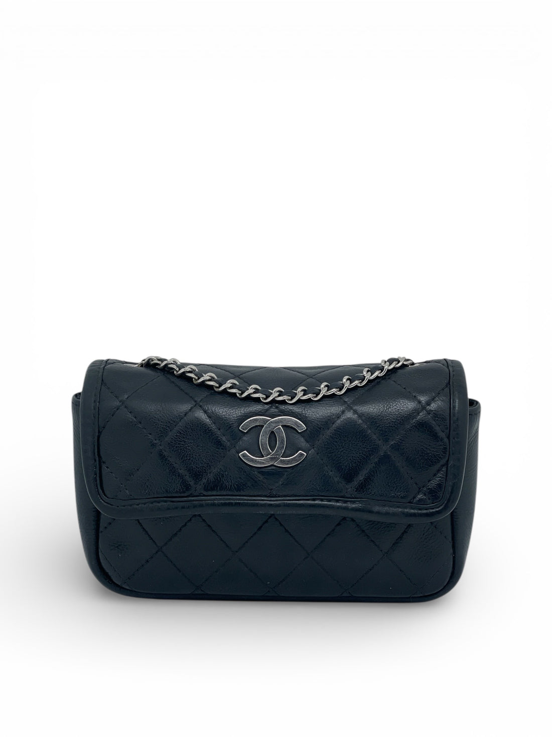 Chanel – schwarze Klappentasche aus genarbtem Leder