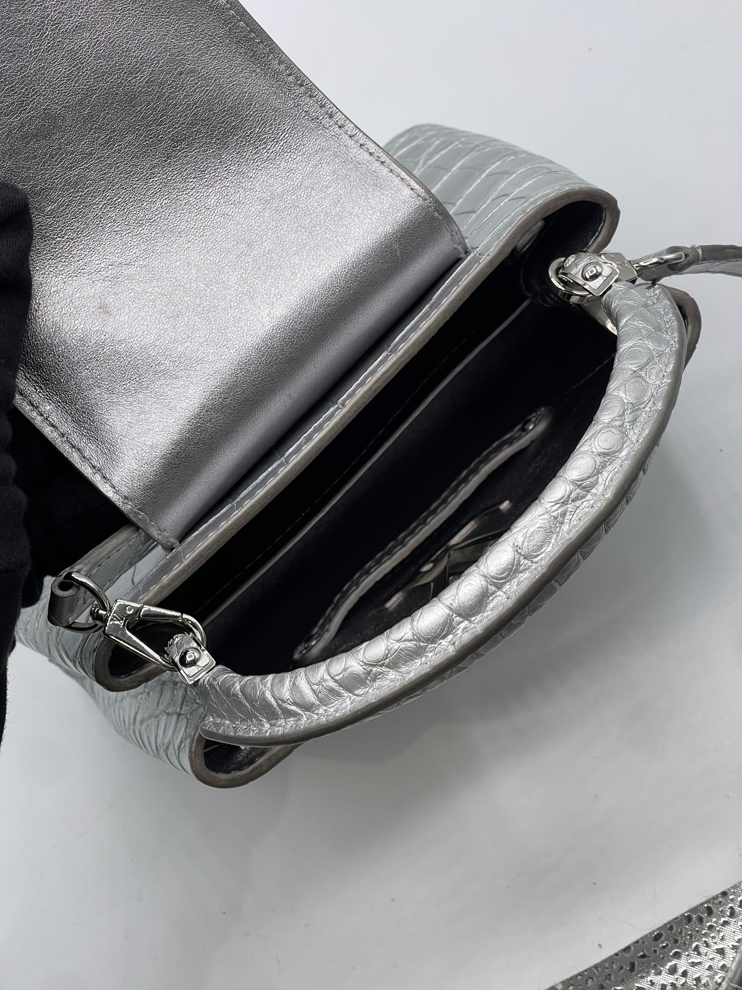 Louis Vuitton - Sac Capucines alligator Silver