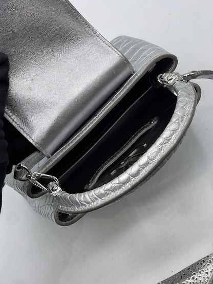 Louis Vuitton - Sac Capucines alligator Silver