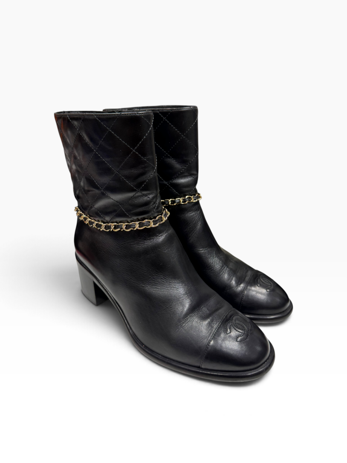 Chanel - Bottines en cuir noir avec chaîne dorée