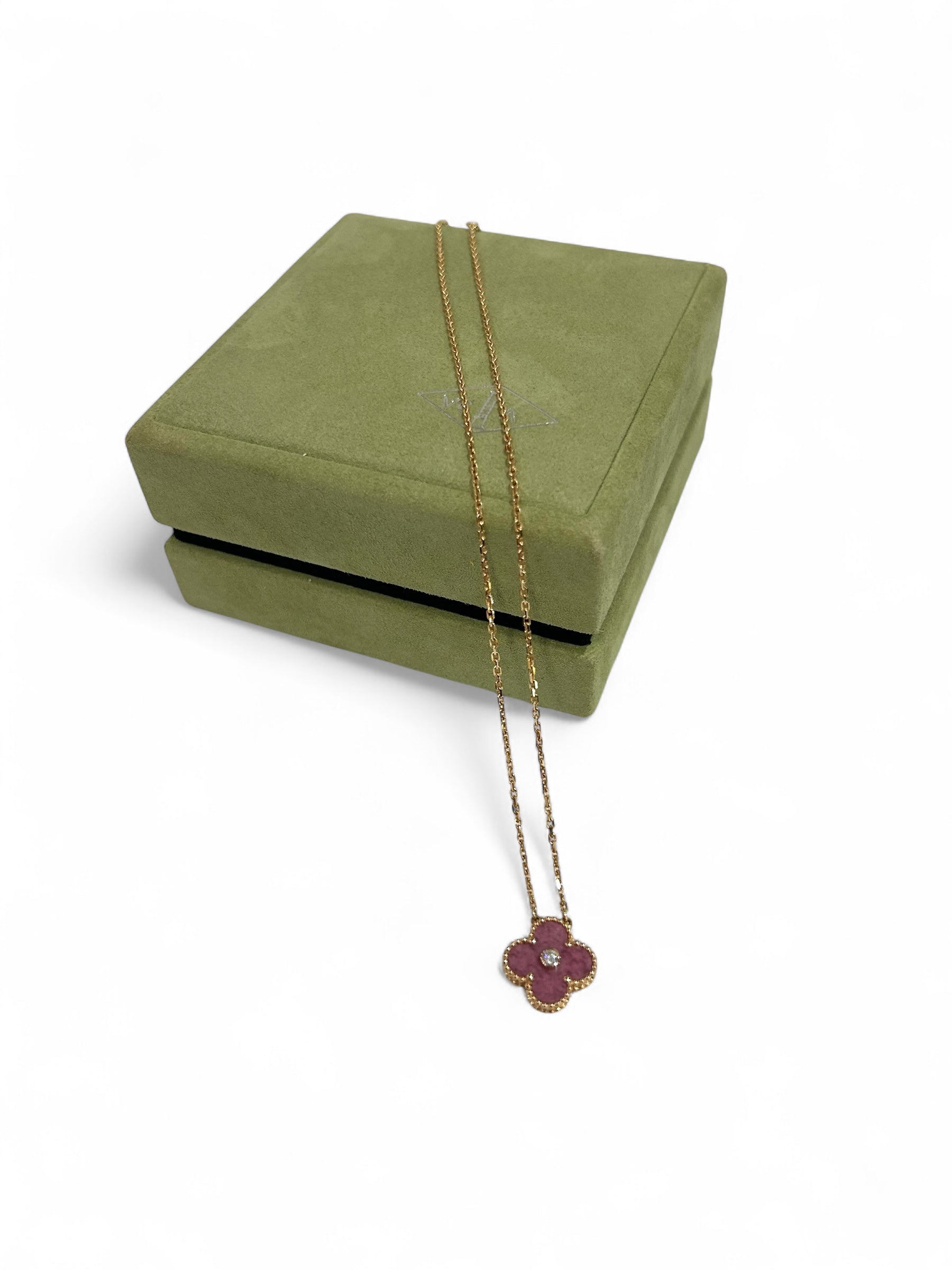 Van Cleef &amp; Arpels - Collier Alhambra collection Holiday 2021