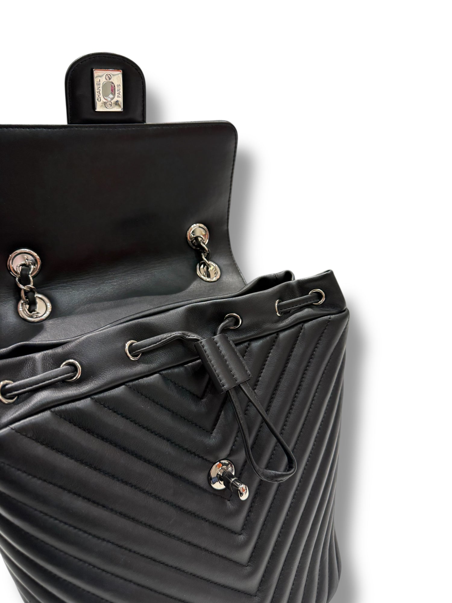 Sac Chanel à Dos CC Chevron Noir | Les Folies d’Eugénie