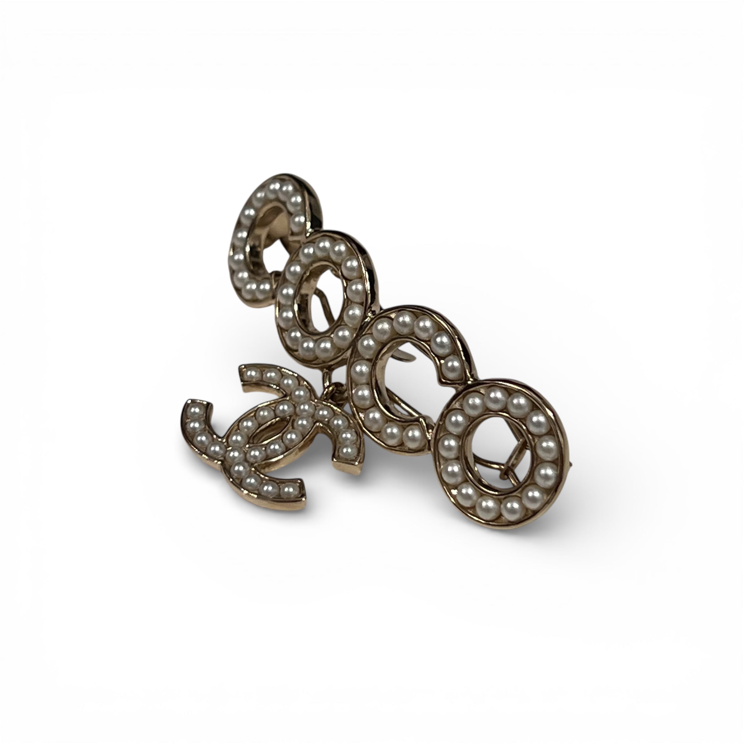Chanel - “COCO” pearl hair clip