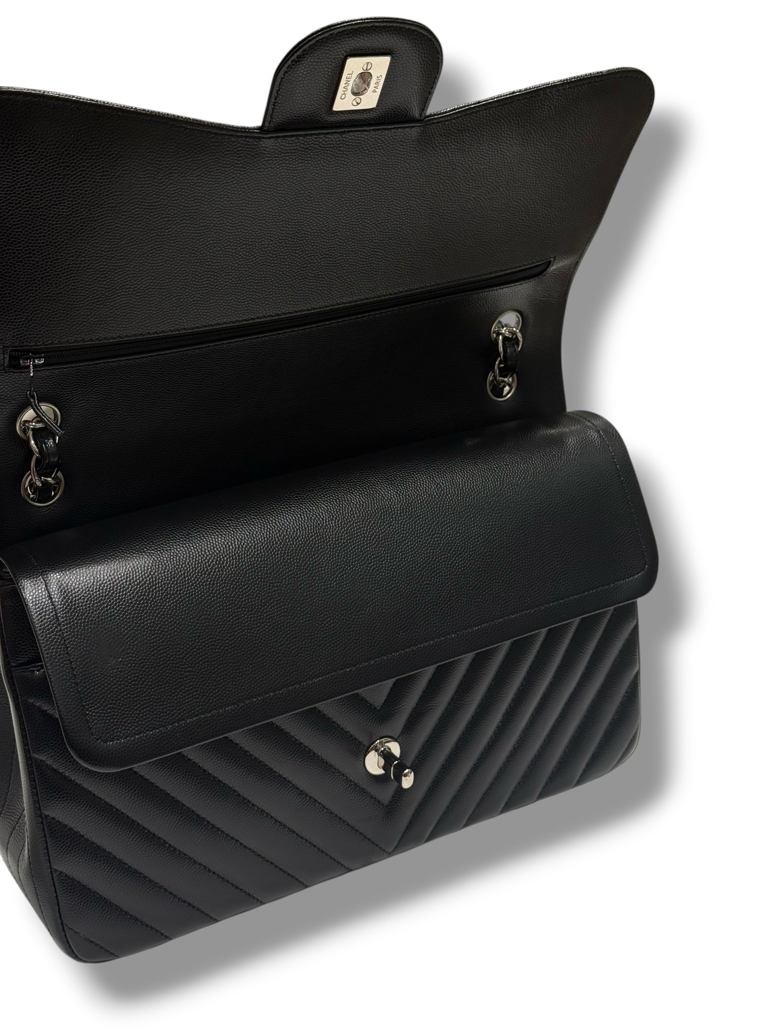 Chanel - Sac Jumbo noir cuir caviar chevron
