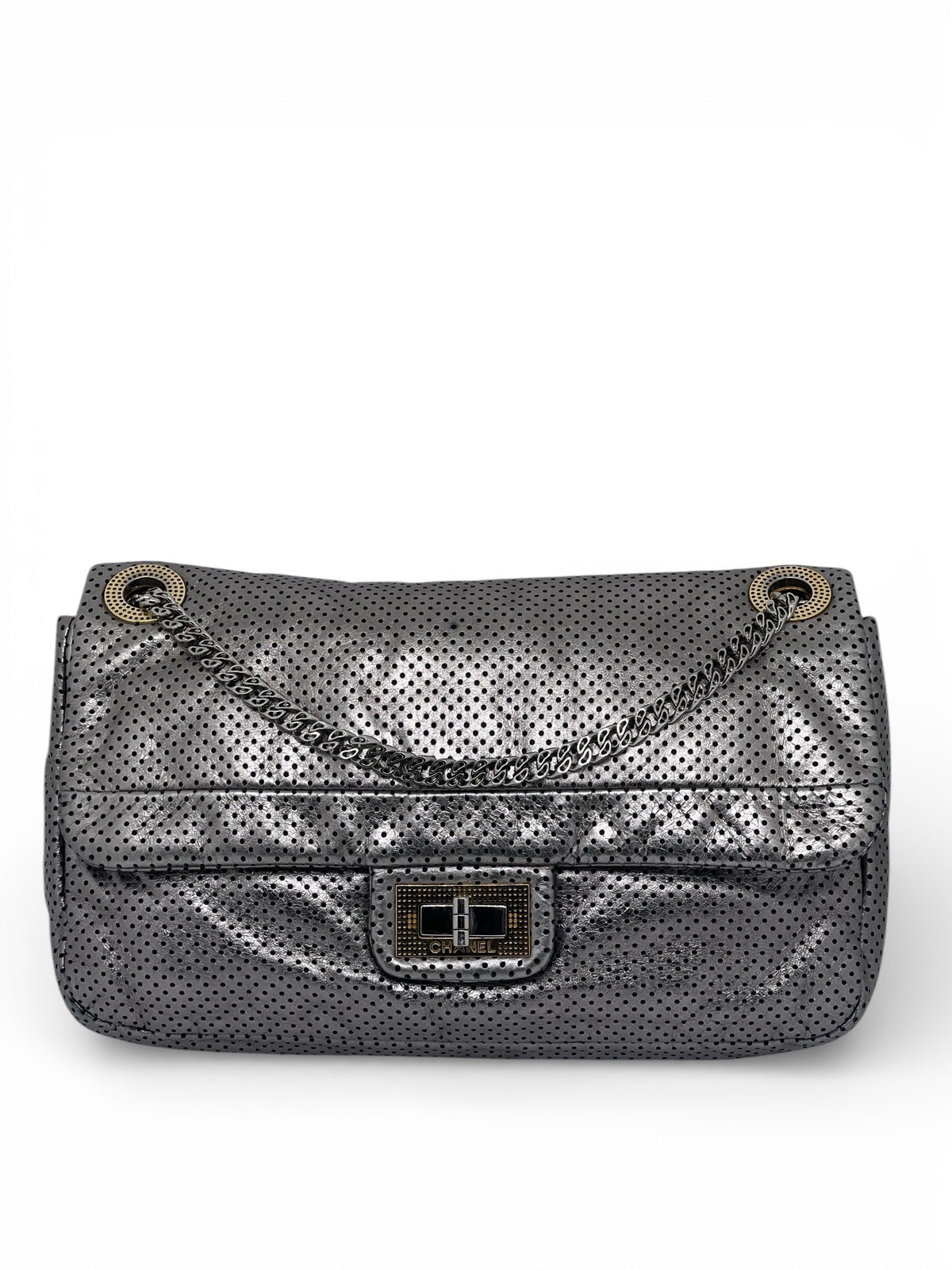 Chanel - Sac 2.55 en cuir perforé argenté