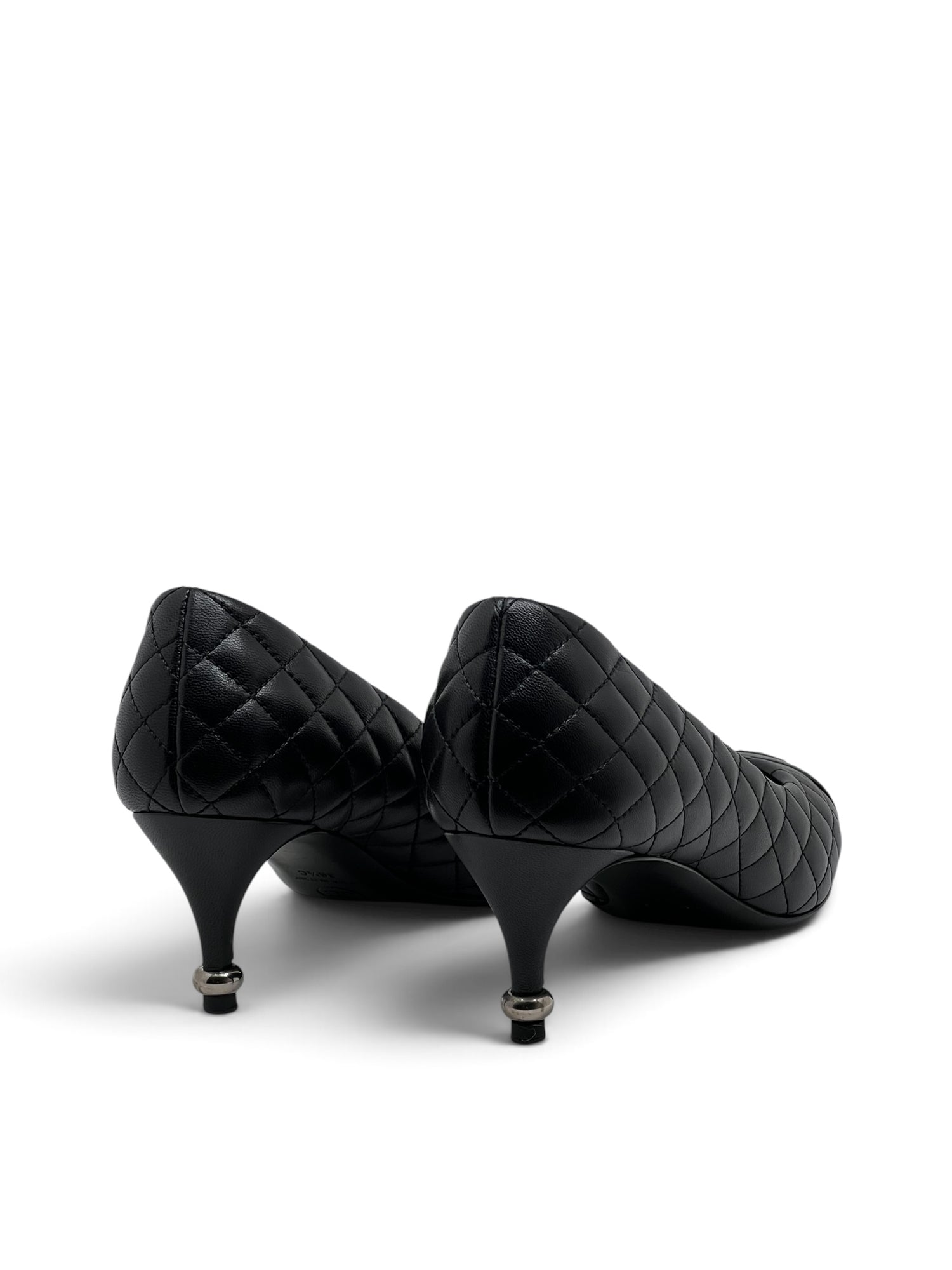 Chanel - Escarpins en cuir noir matelassé T36,5