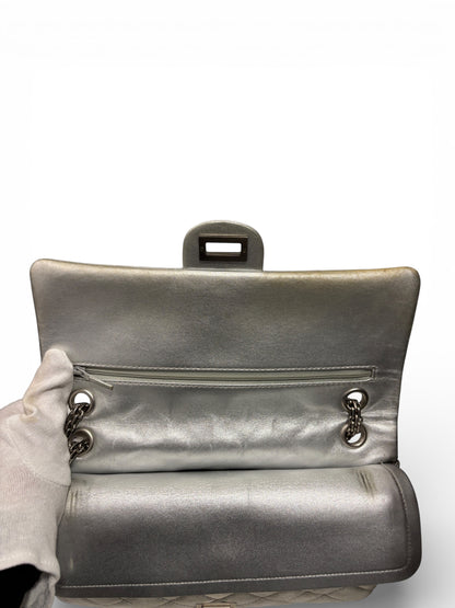 Chanel - Sac 2.55 Argenté | Les Folies d’Eugénie