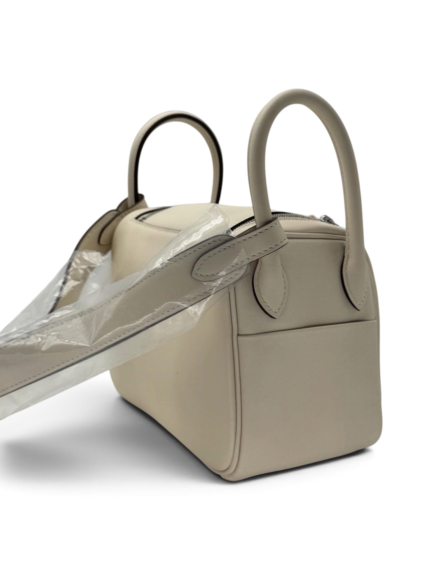 Hermès - Sac mini Lindy cuir swift craie intérieur gold