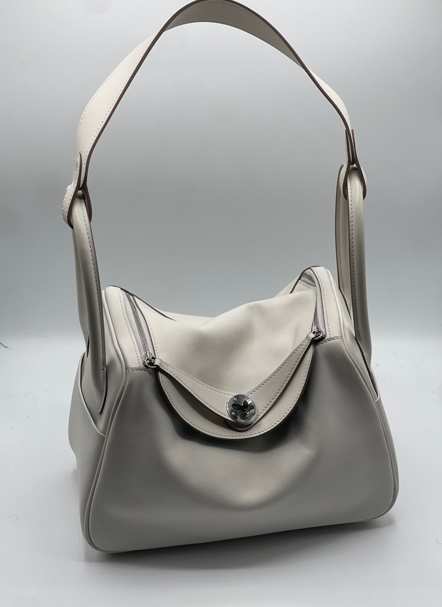 Hermès - Sac Lindy 26 Swift gris pale