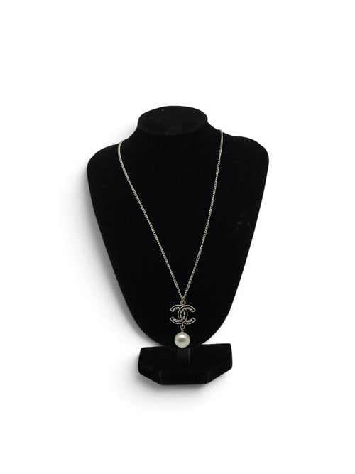 Chanel - Collier pendentif goutte de perles CC métal avec perle