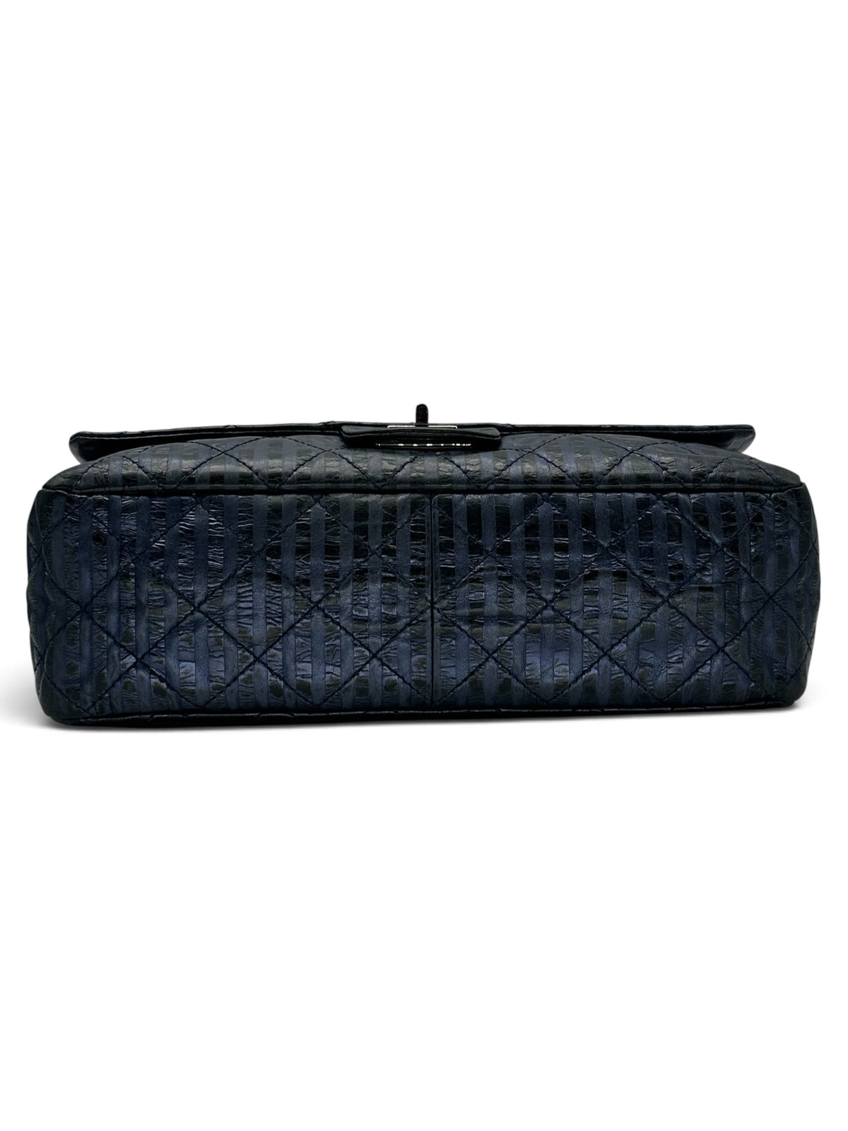 Chanel - Maxi-Tasche 2.55 in Metallic-Blau