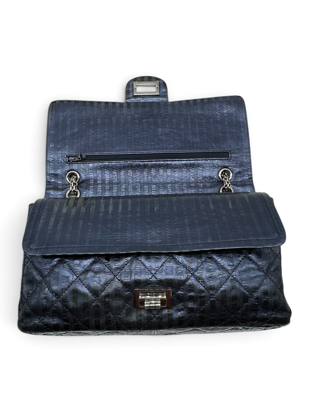 Chanel - Maxi-Tasche 2.55 in Metallic-Blau