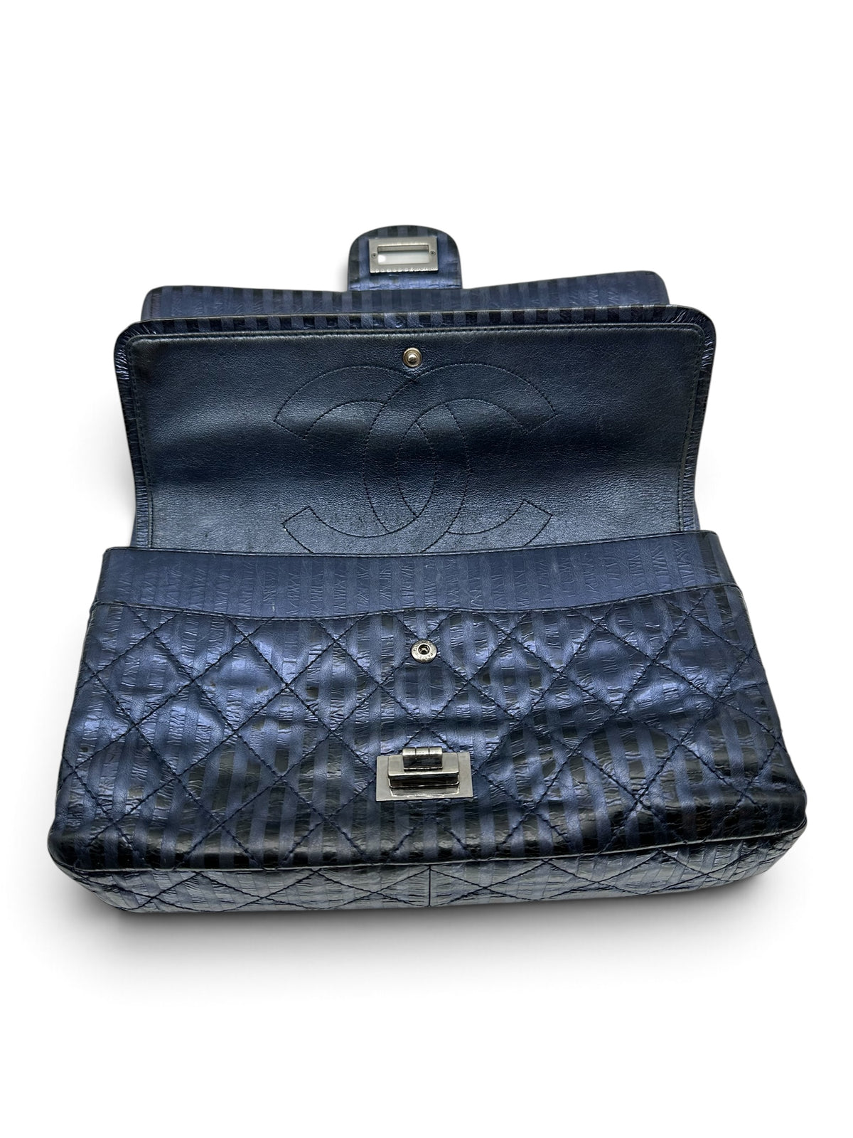 Chanel - Maxi-Tasche 2.55 in Metallic-Blau