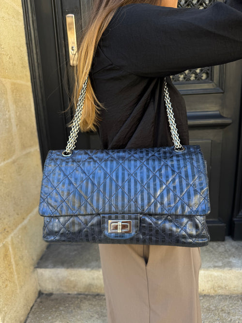 Chanel - Sac maxi 2.55 bleu métallisé