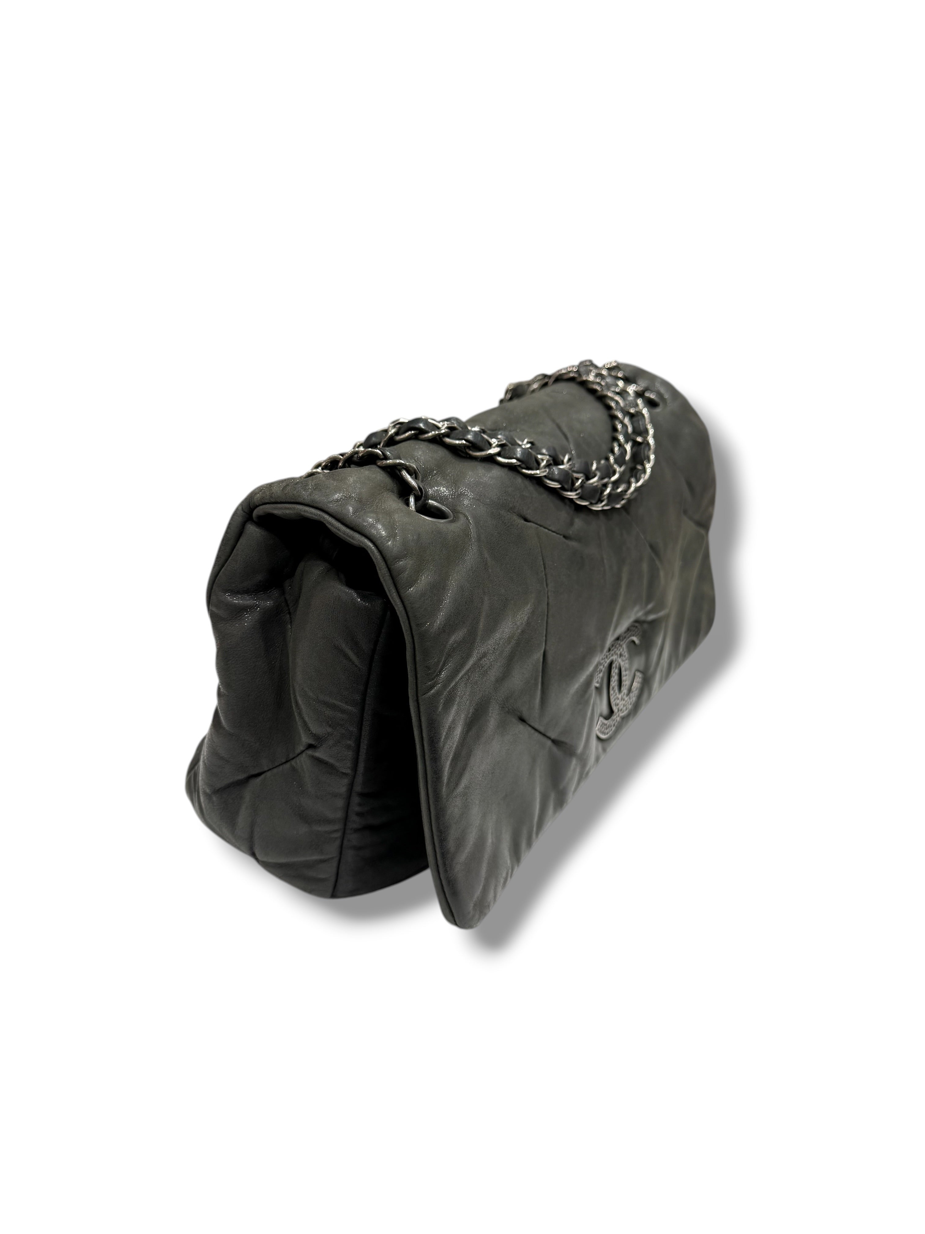 Chanel - Sac Classique allongé vert de gris irisé