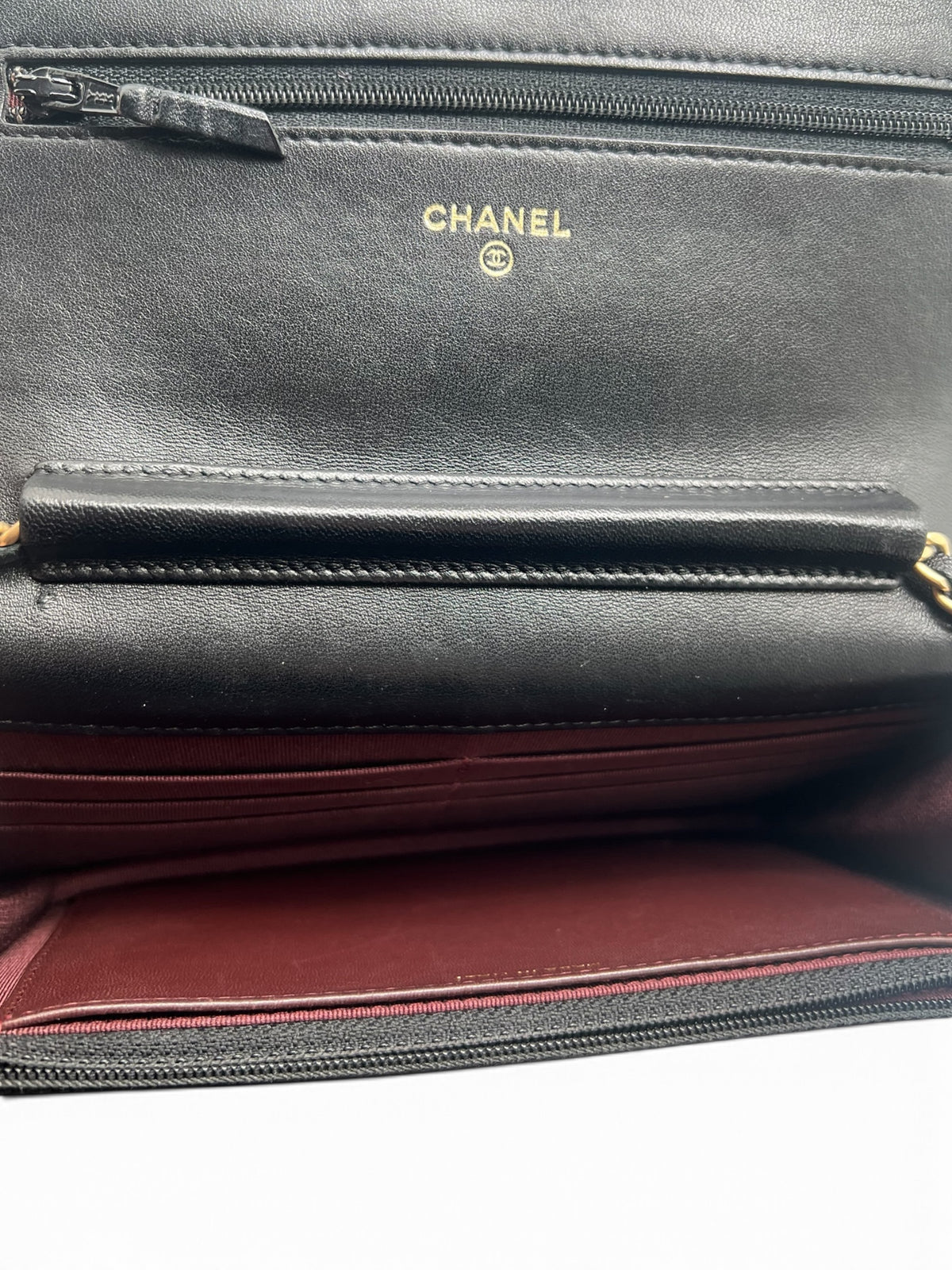 Chanel - Sac Wallet on chain en cuir noir finition dorée