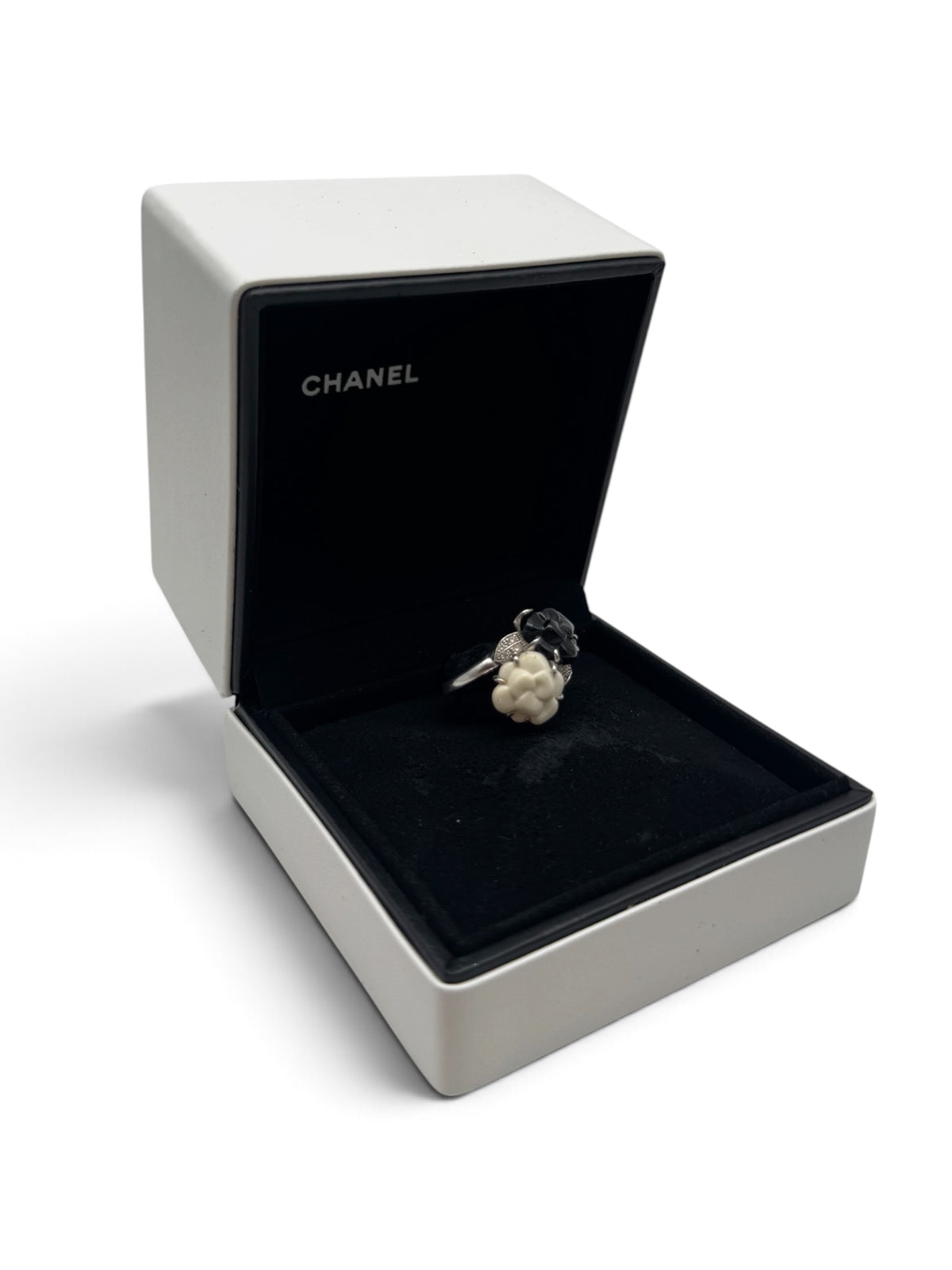 Chanel - Anello Camelia in oro bianco