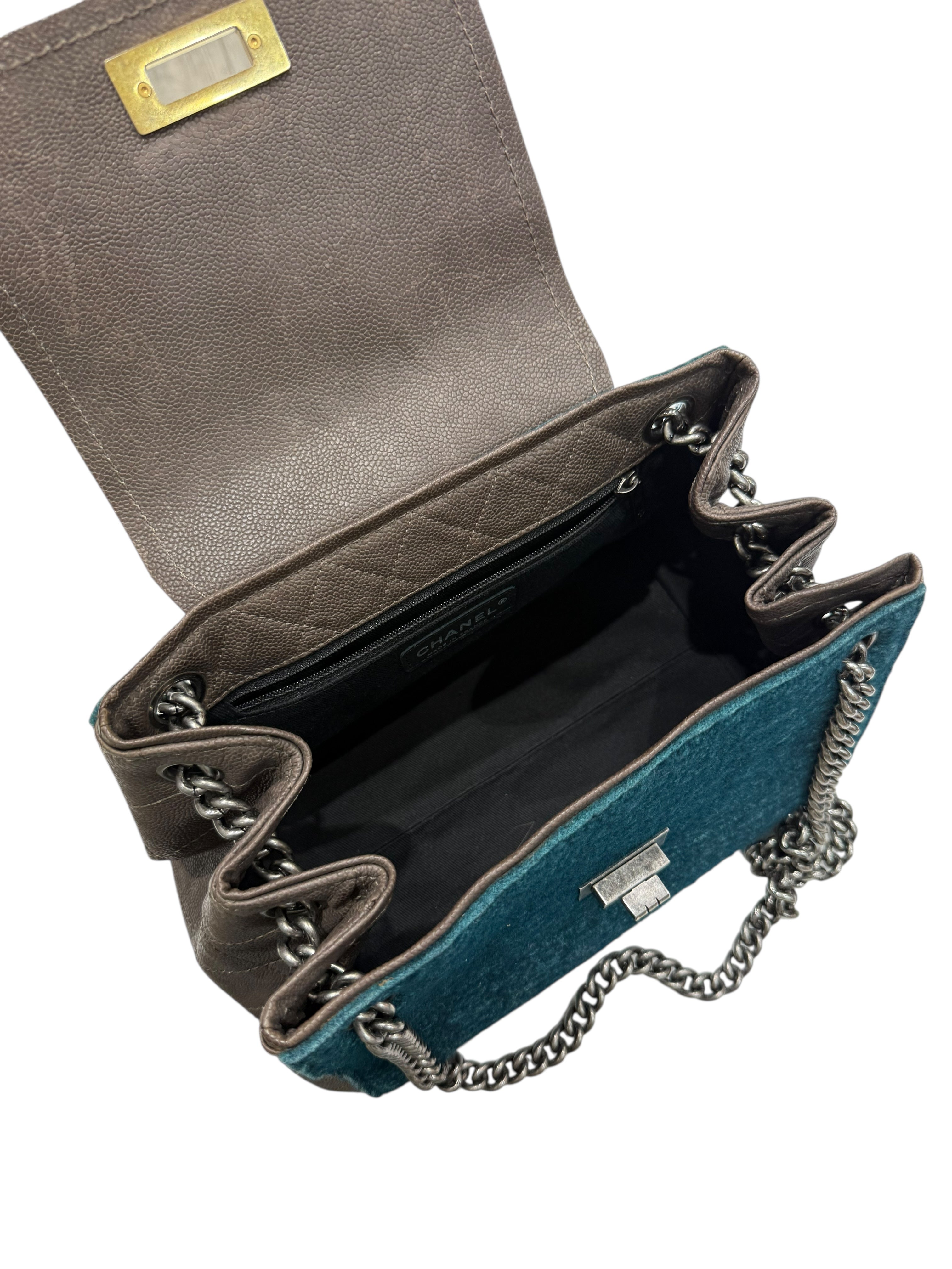 Chanel Reissue 2.55 Medium – Laine bouclée bleu canard &amp; cuir chocolat
