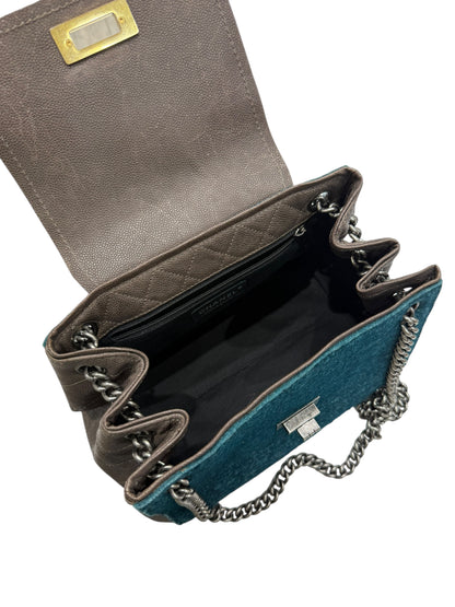 Chanel Reissue 2.55 Medium – Laine bouclée bleu canard &amp; cuir chocolat