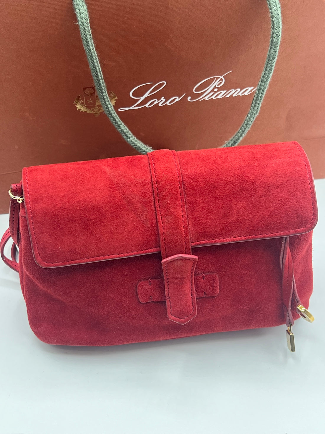Loro Piana - kleine Schultertasche aus rotem Wildleder