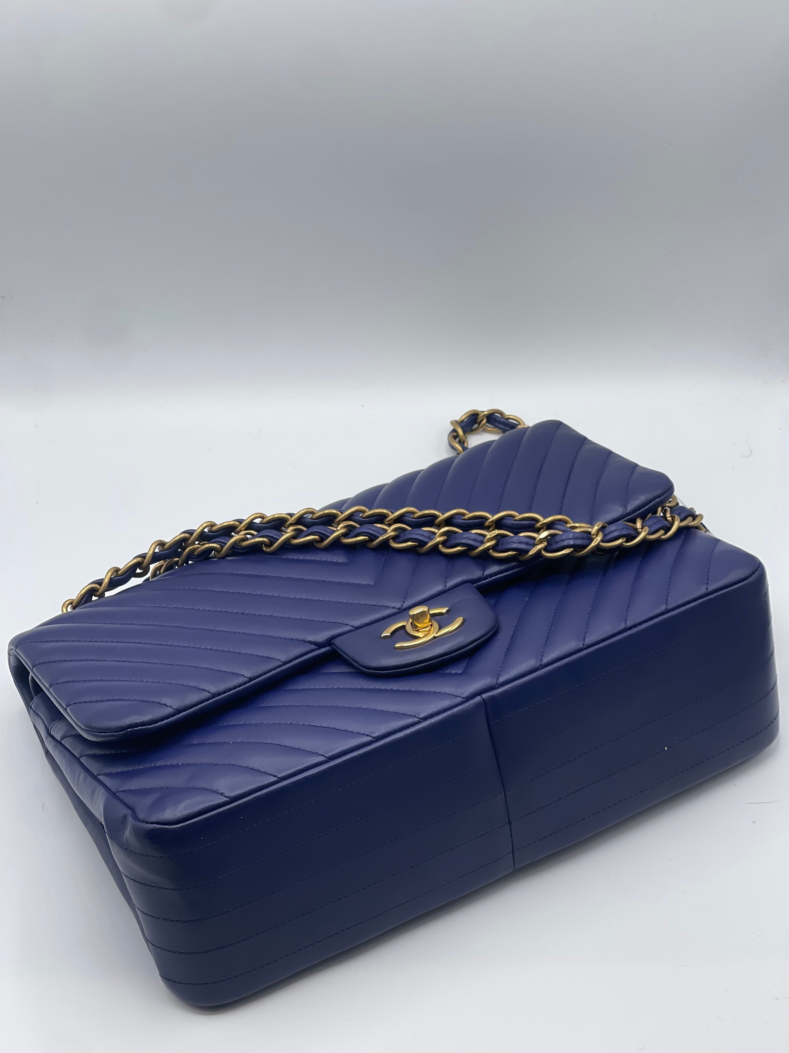 Chanel - Sac Jumbo chevron bleu