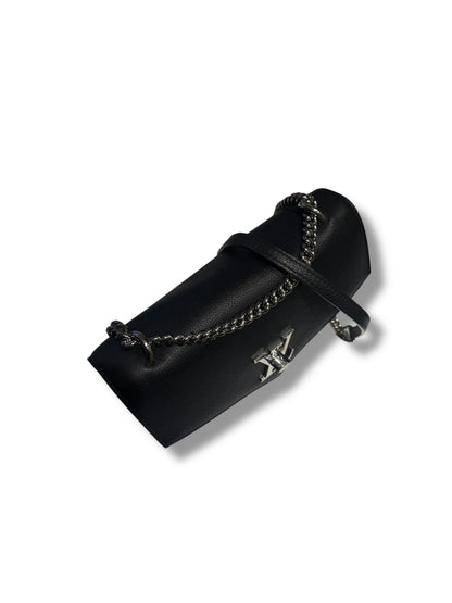 Louis Vuitton - Sac Lock Me en cuir noir et finition argenté