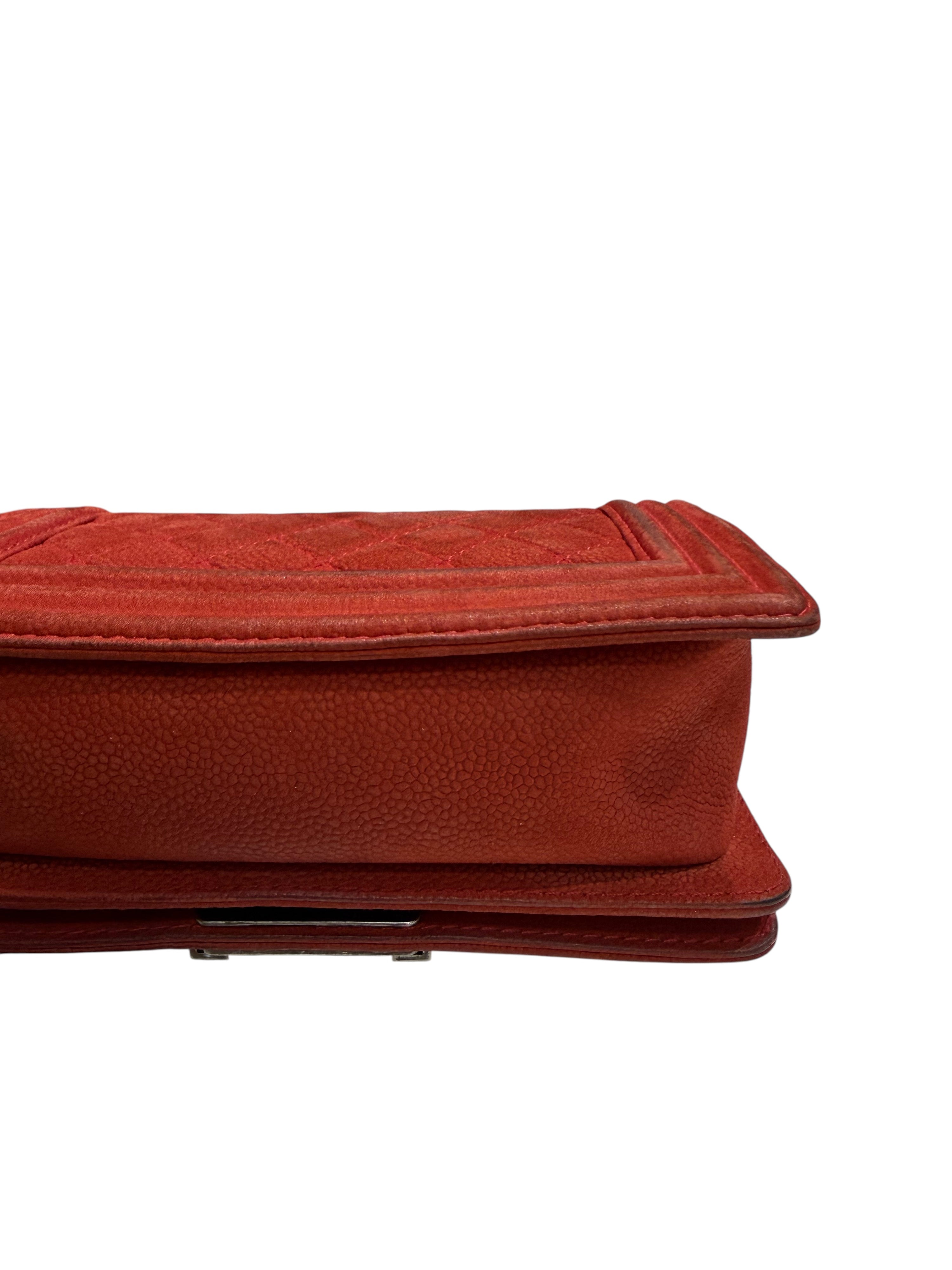Chanel – Sac Boy Small En Veau Suédé Rouge | Les Folies d’Eugénie