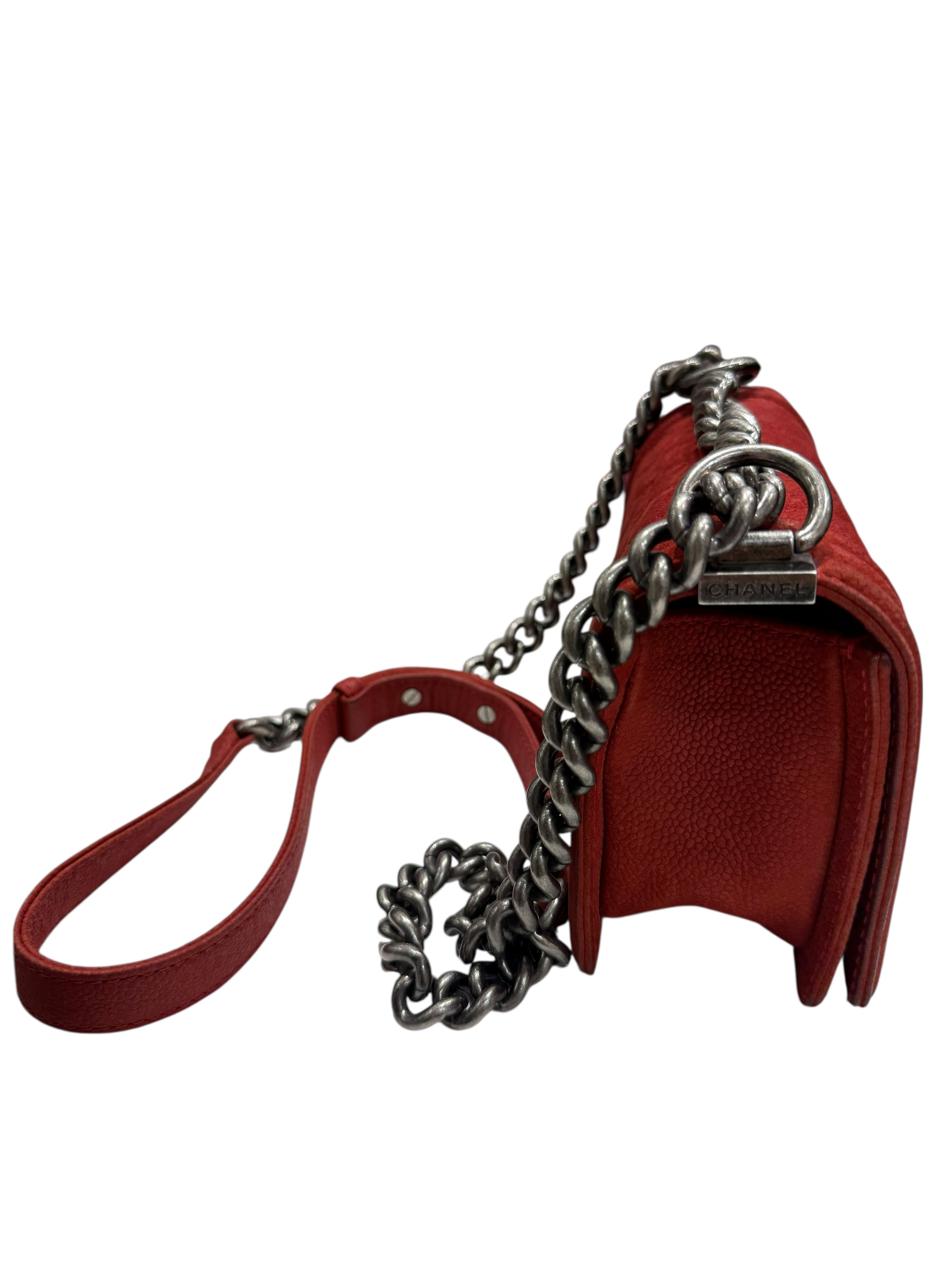 Chanel – Sac Boy Small En Veau Suédé Rouge | Les Folies d’Eugénie