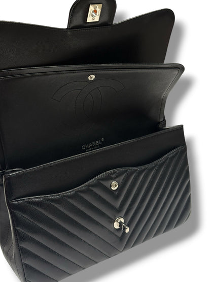 Chanel - Sac Jumbo noir cuir caviar chevron