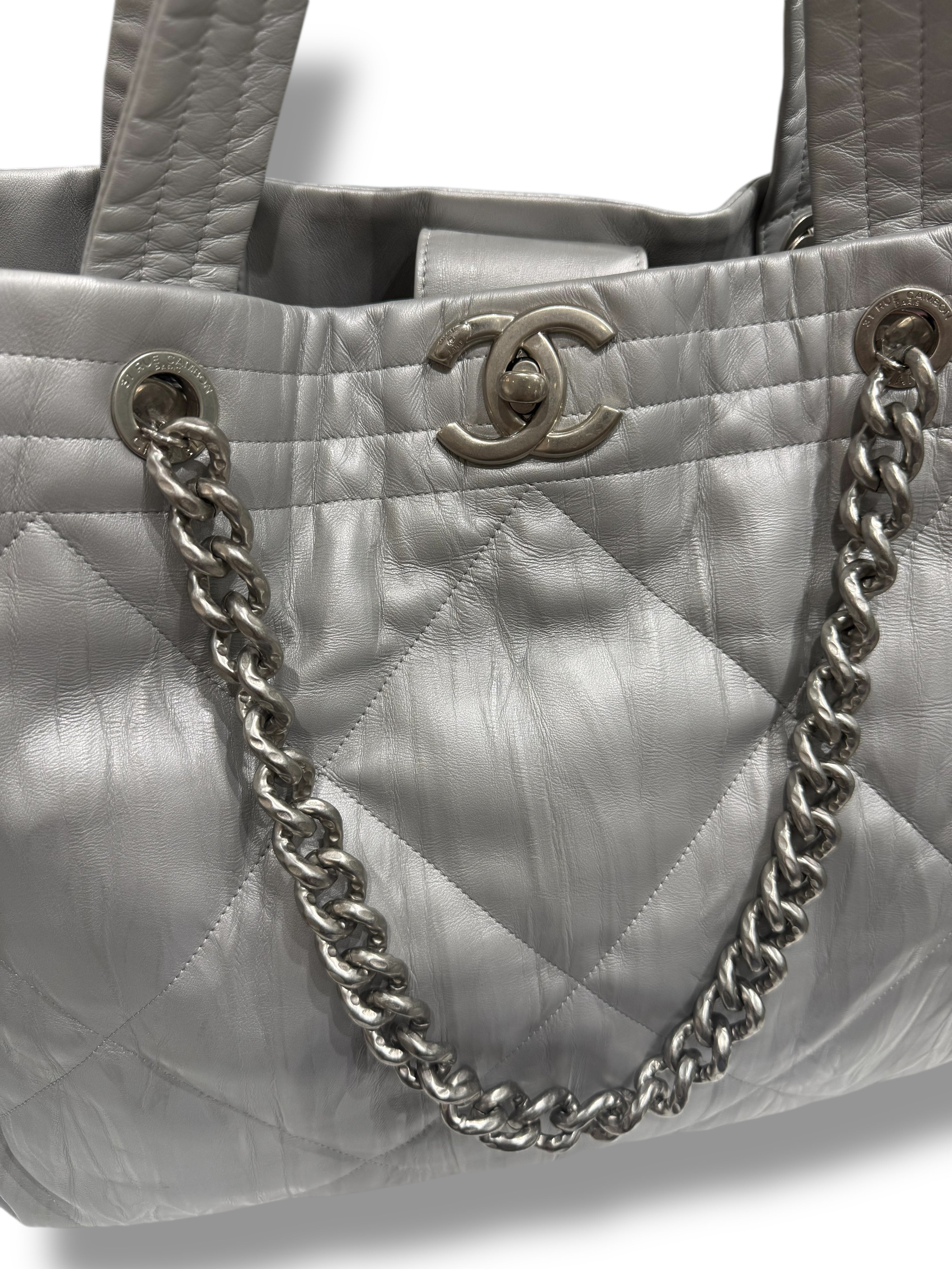 Chanel - Maxi 19 silver tote bag