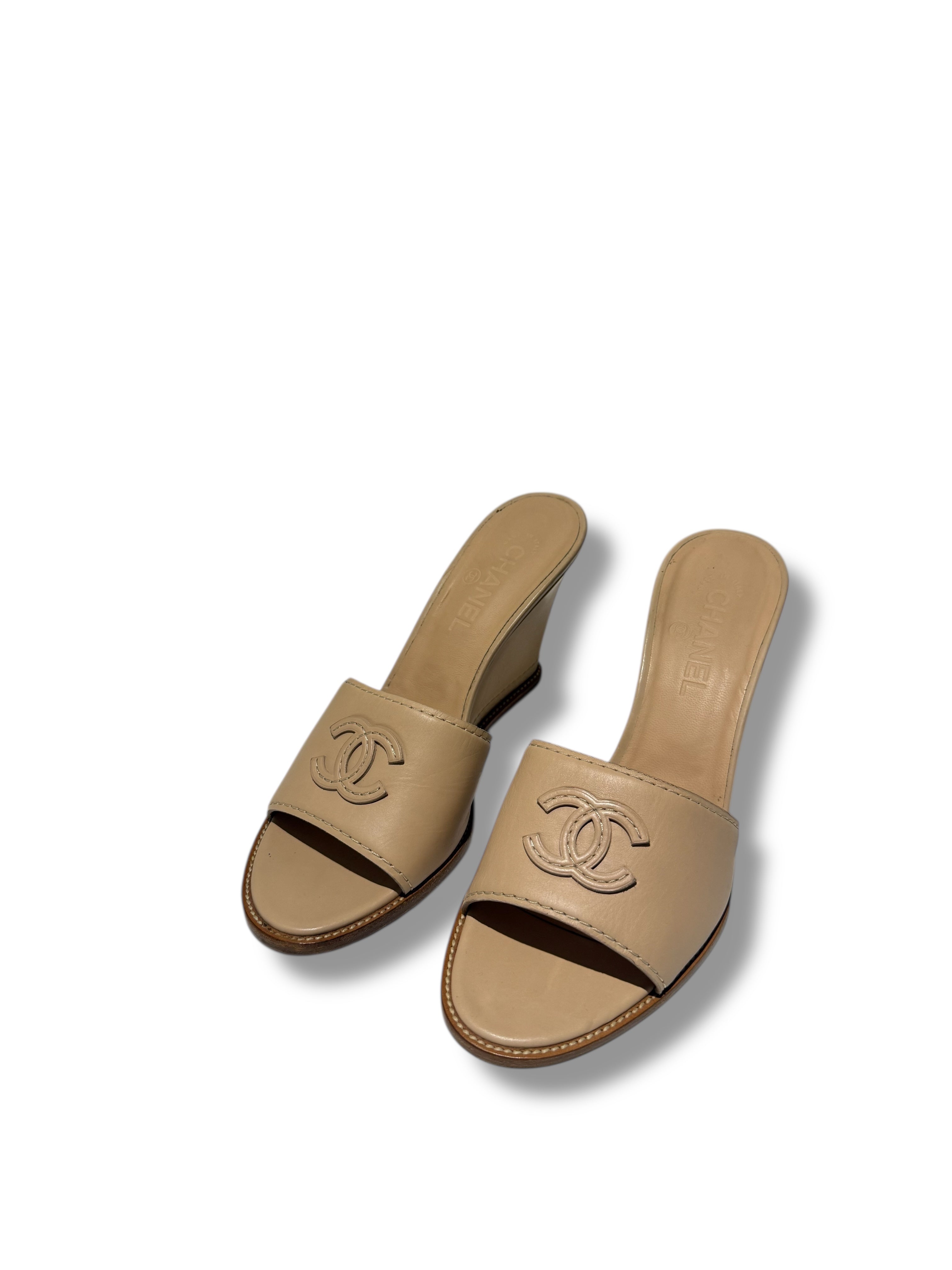 Chanel - Sandales compensées beige CC T41