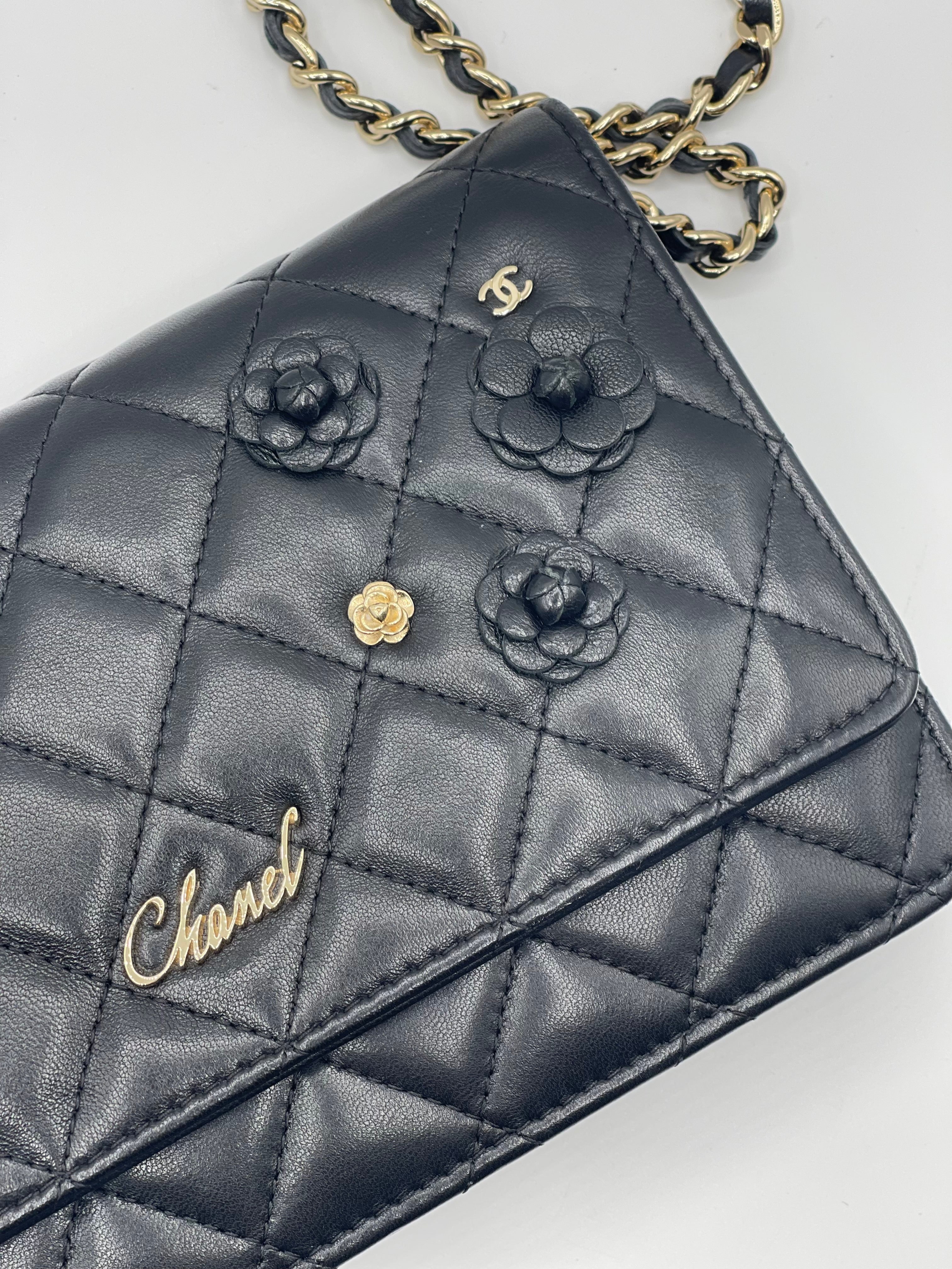 Chanel - Portafoglio con catena nero e camelia in edizione limitata