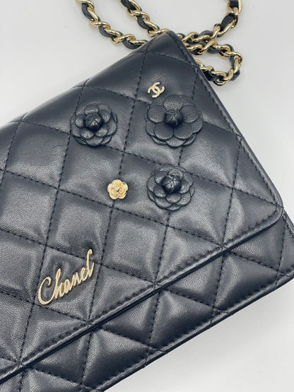 Chanel - Portafoglio con catena nero e camelia in edizione limitata