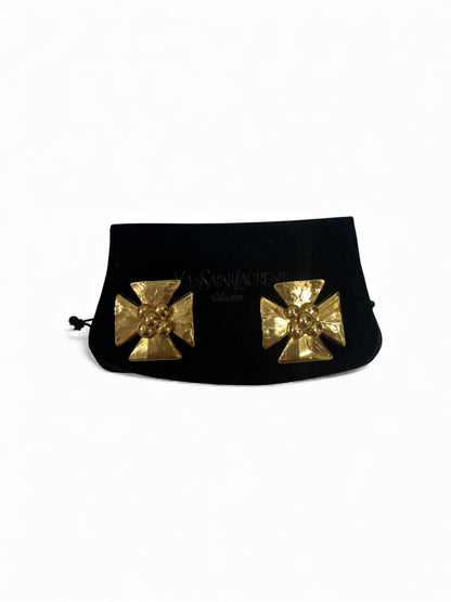 Yves St Laurent - Boucle d’oreilles à clip croix effet martelé