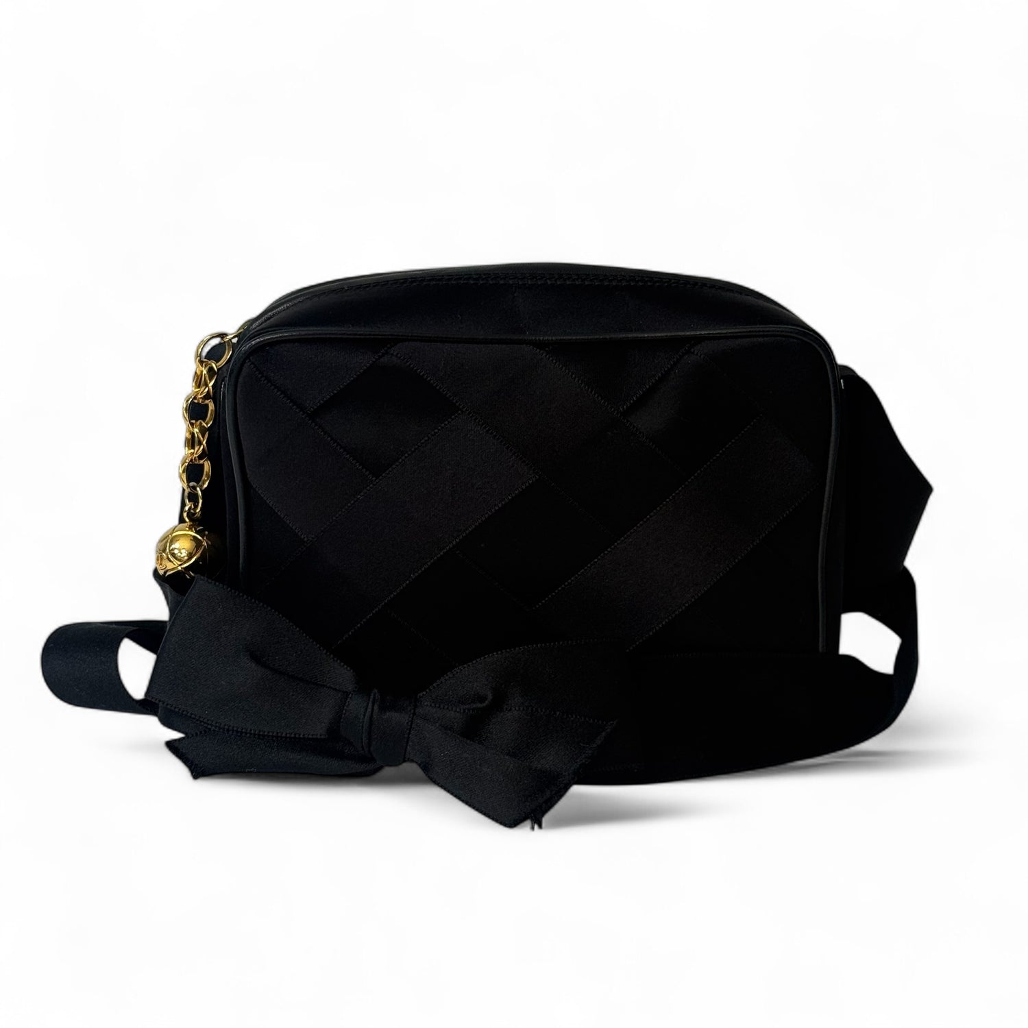 Chanel Petit sac en satin – Les Folies d'Eugenie