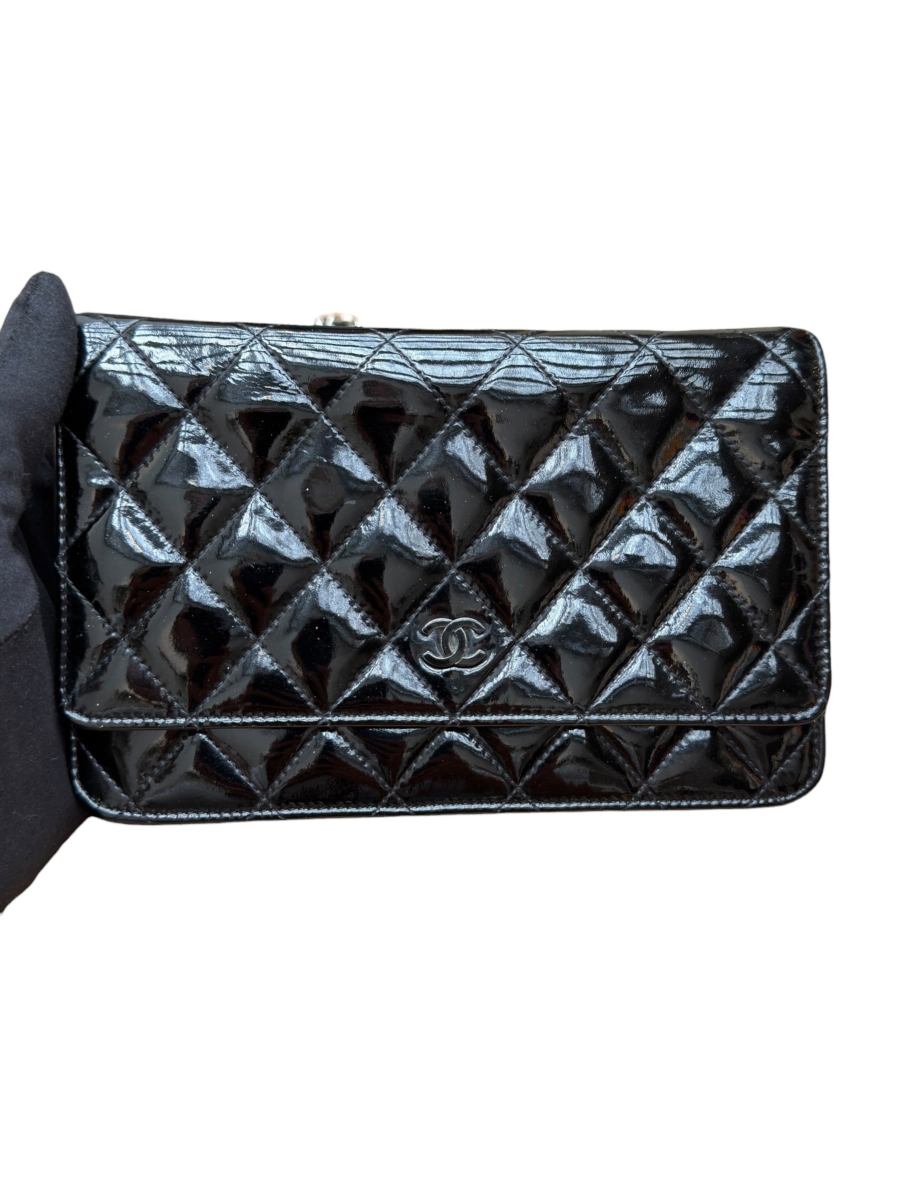 Chanel – Wallet on Chain aus schwarzem Lackleder
