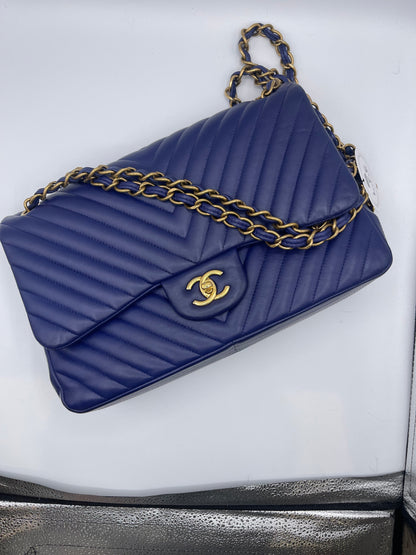 Chanel - Sac Jumbo chevron bleu
