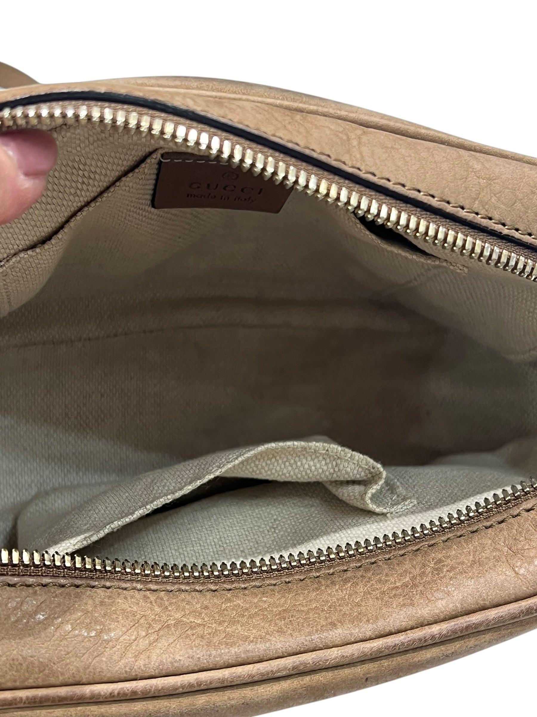 グッチ - スエード カメラバッグ ベージュ