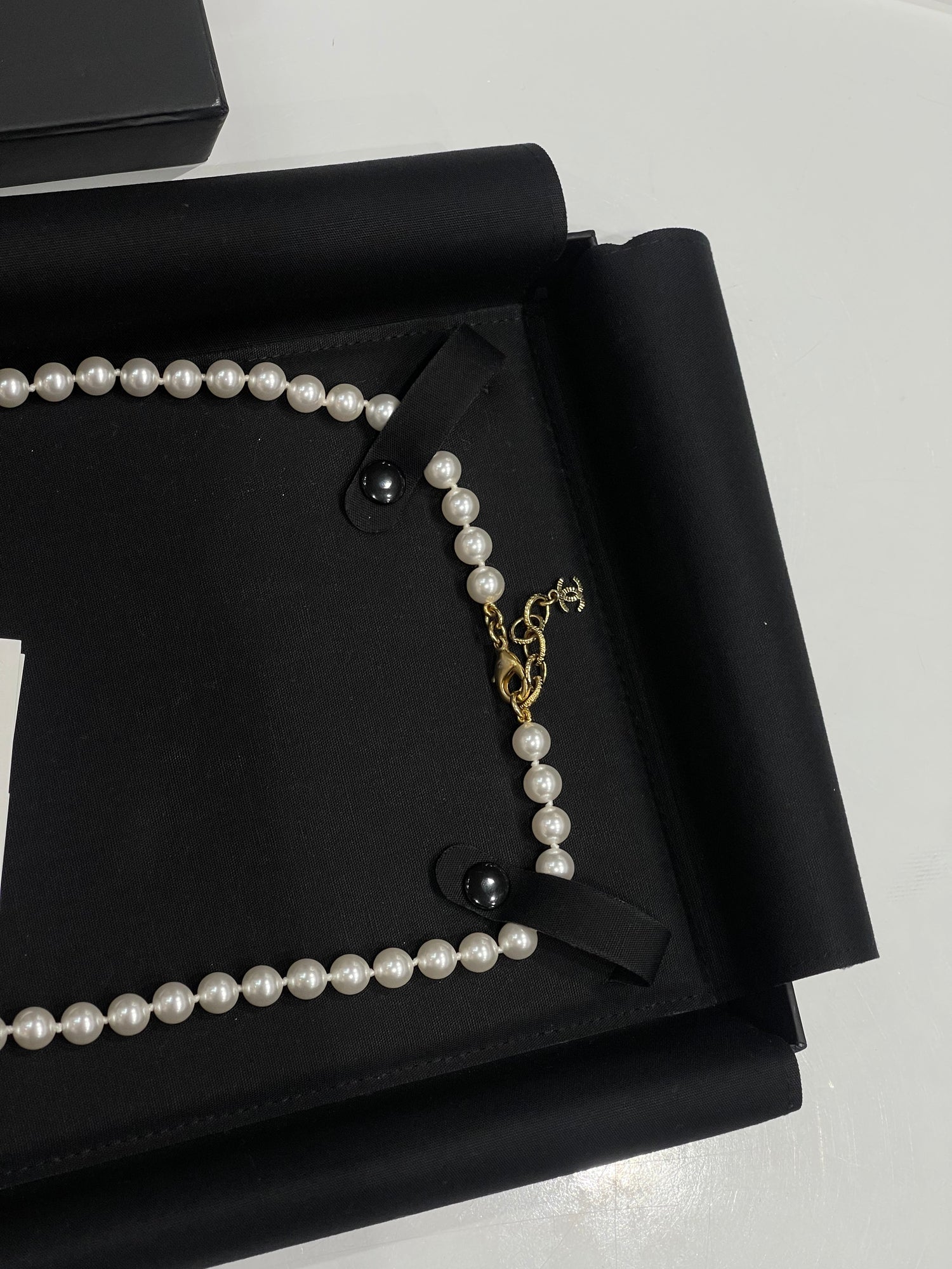 Chanel - Sautoir perles CC