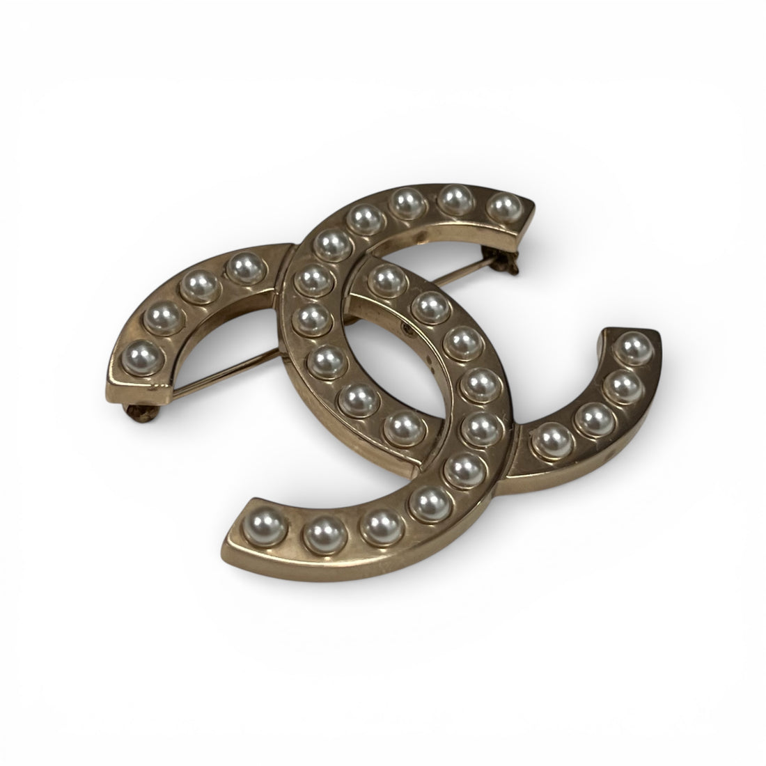 Chanel - Broche CC à perles