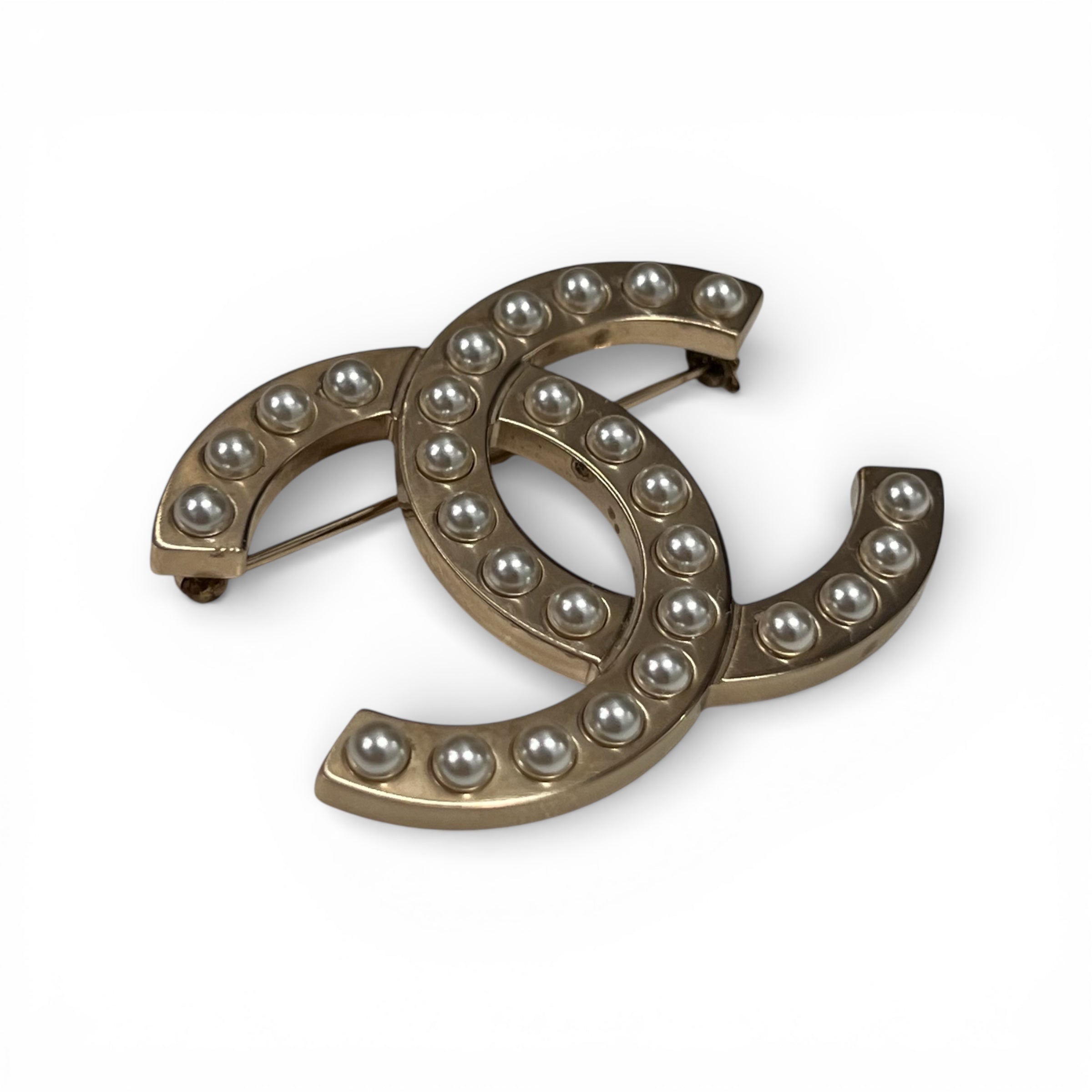 Chanel - Broche CC à perles