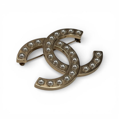 Chanel - Broche CC à perles